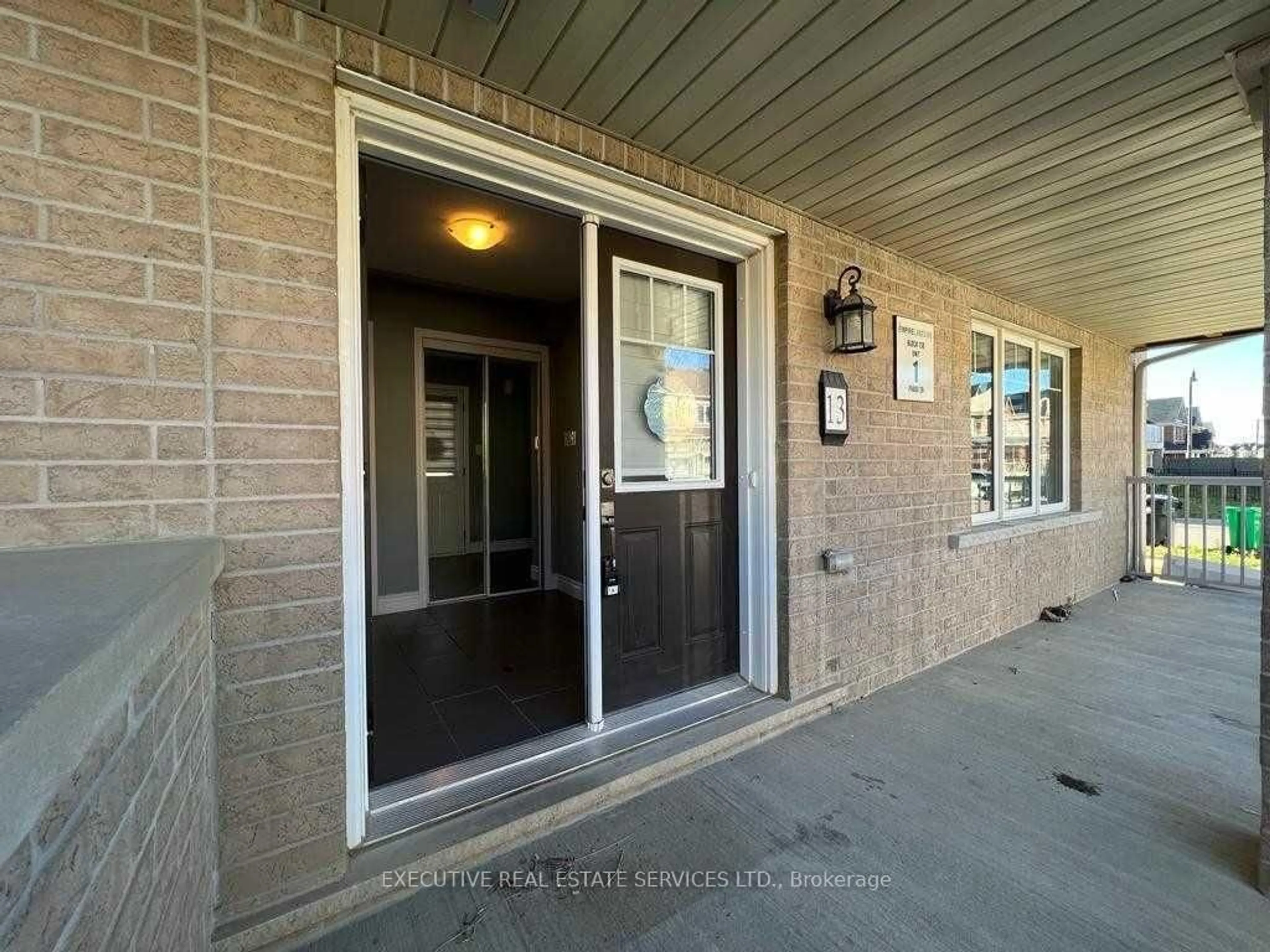 Indoor foyer for 13 Golden Springs Dr, Brampton Ontario L7A 4N5