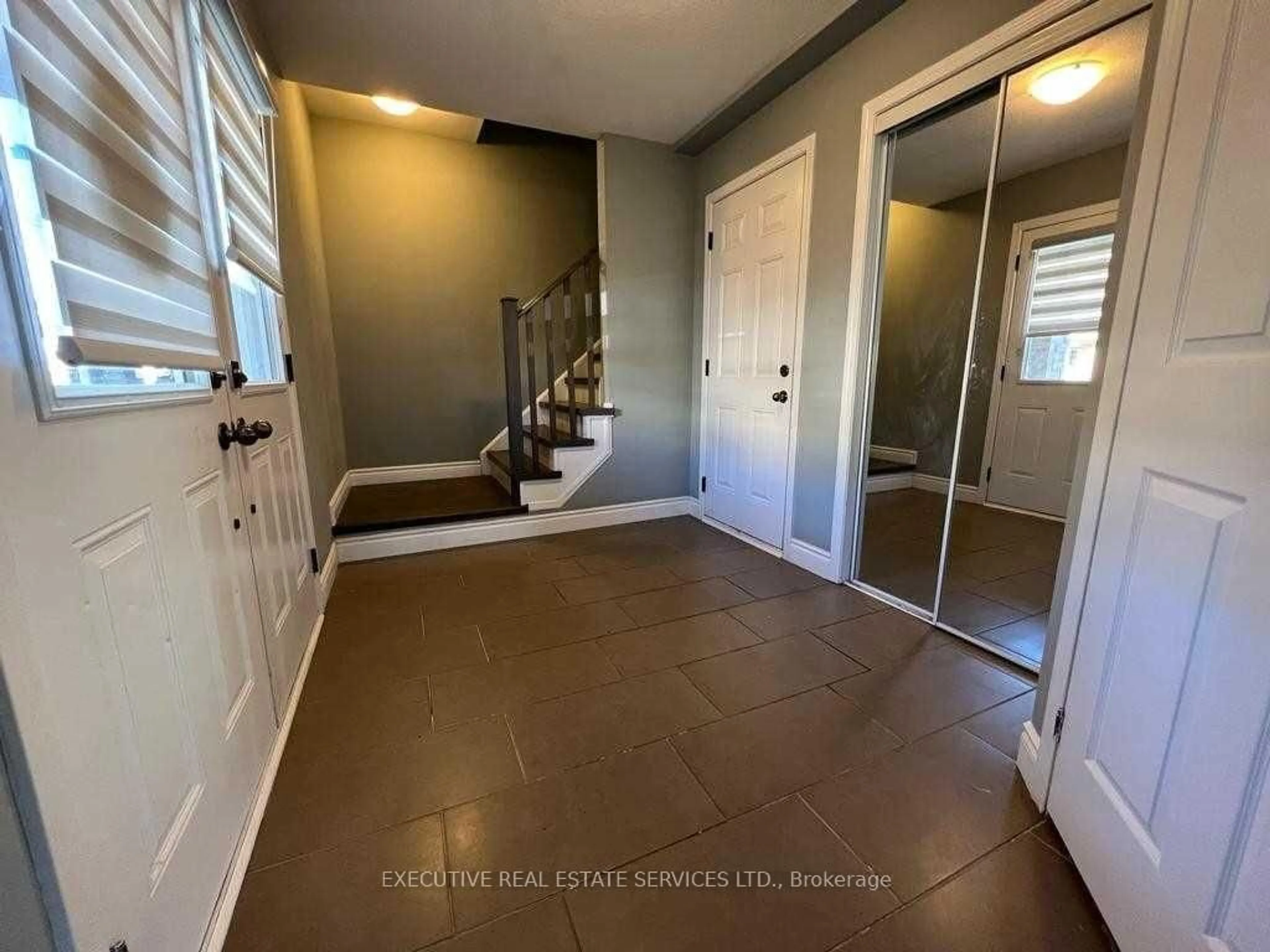 Indoor entryway for 13 Golden Springs Dr, Brampton Ontario L7A 4N5