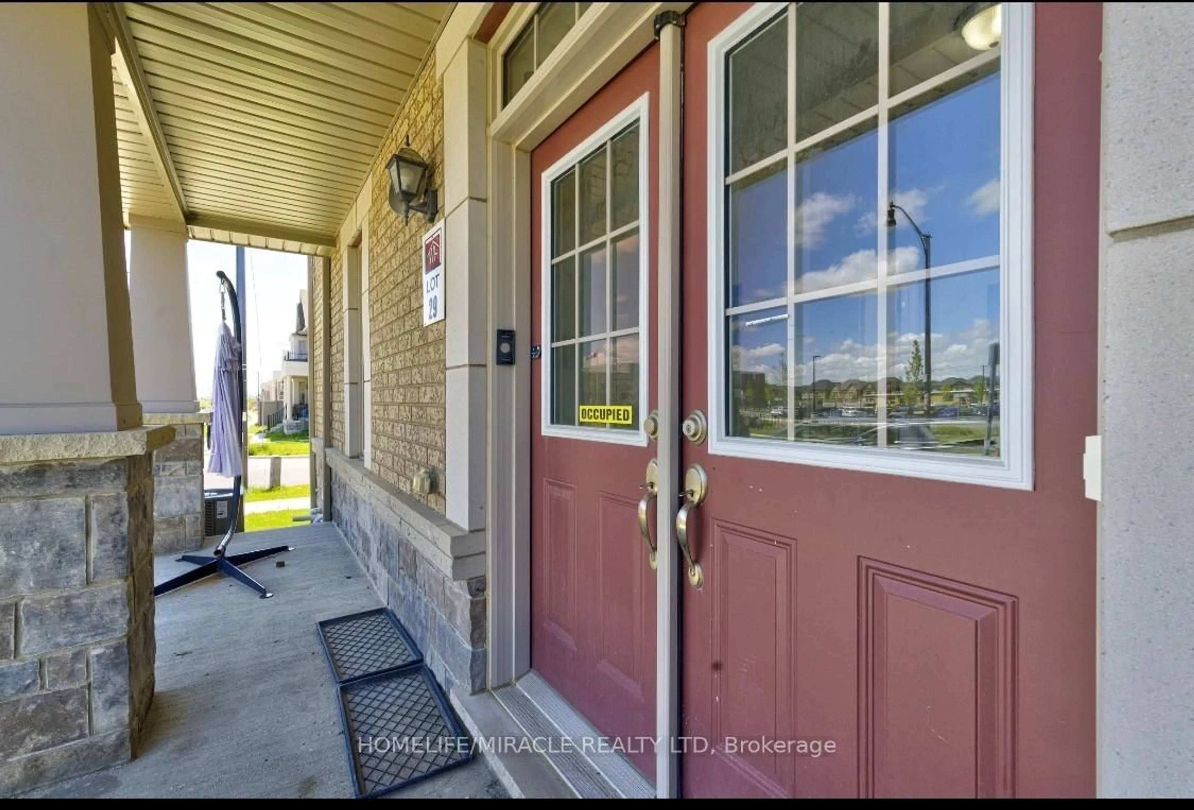 Indoor entryway for 566 Brisdale Dr, Brampton Ontario L7A 5J4