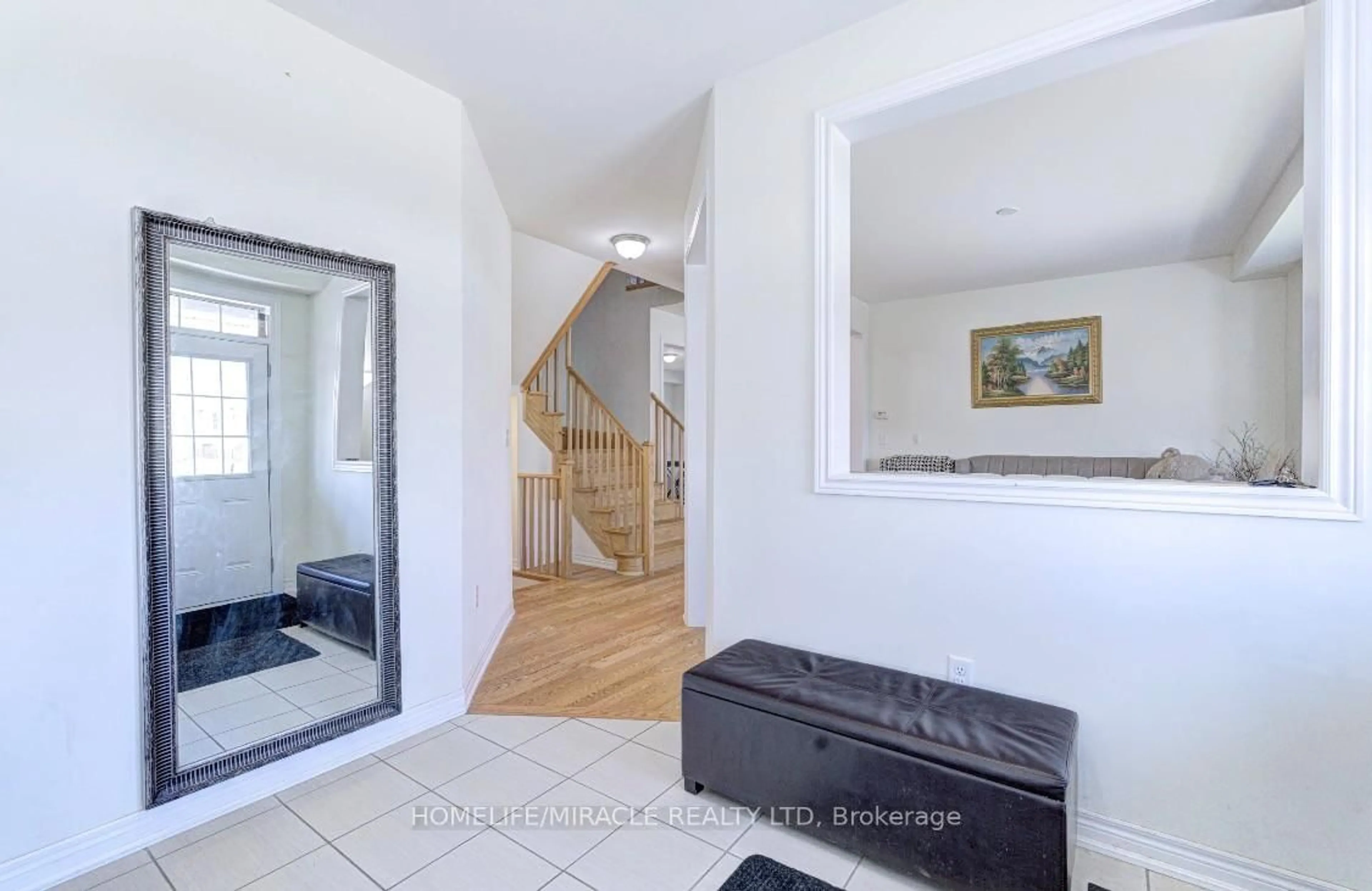 Indoor entryway for 566 Brisdale Dr, Brampton Ontario L7A 5J4