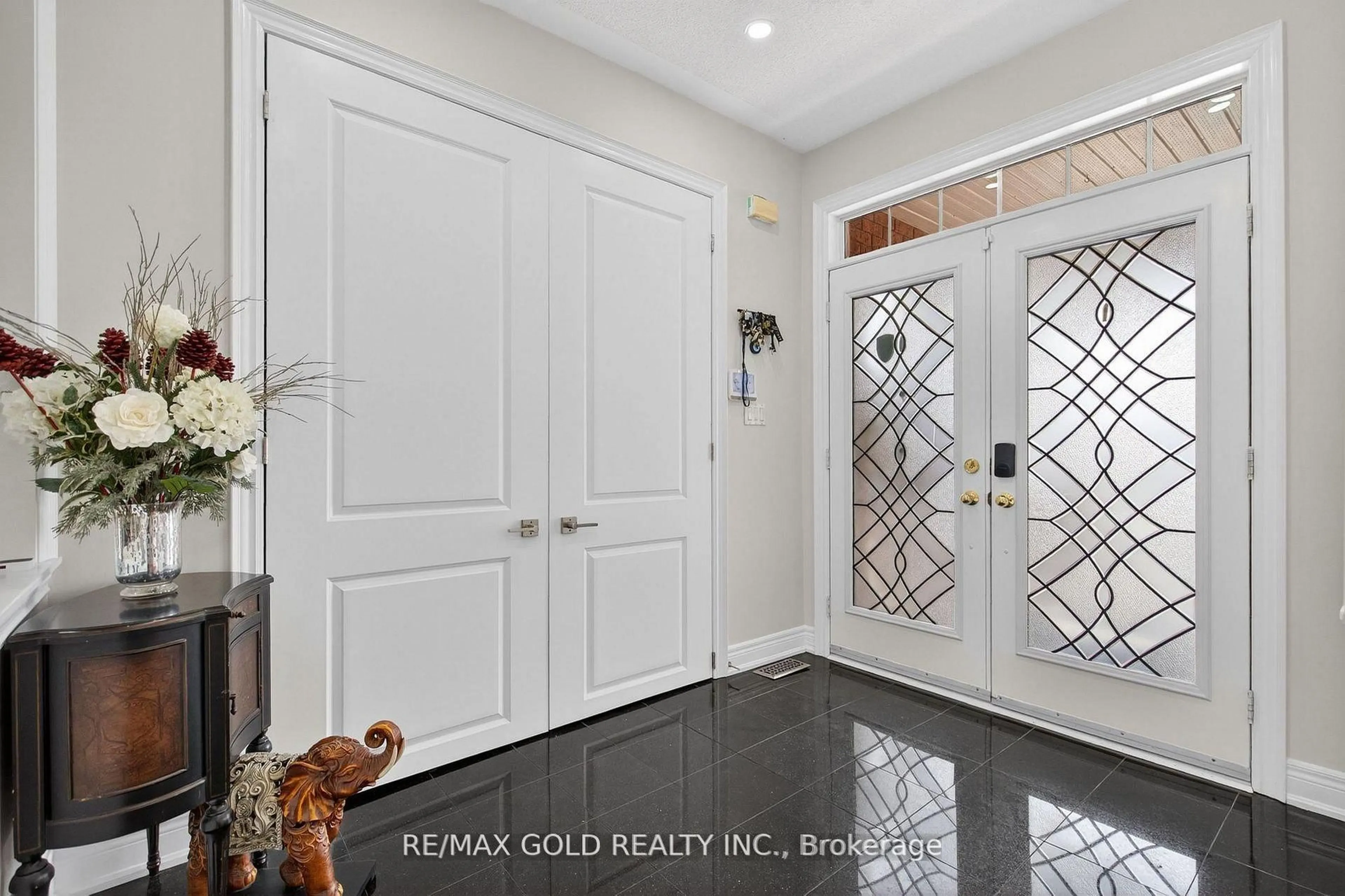 Indoor entryway for 17 Maisonneuve Blvd, Brampton Ontario L6P 1W8