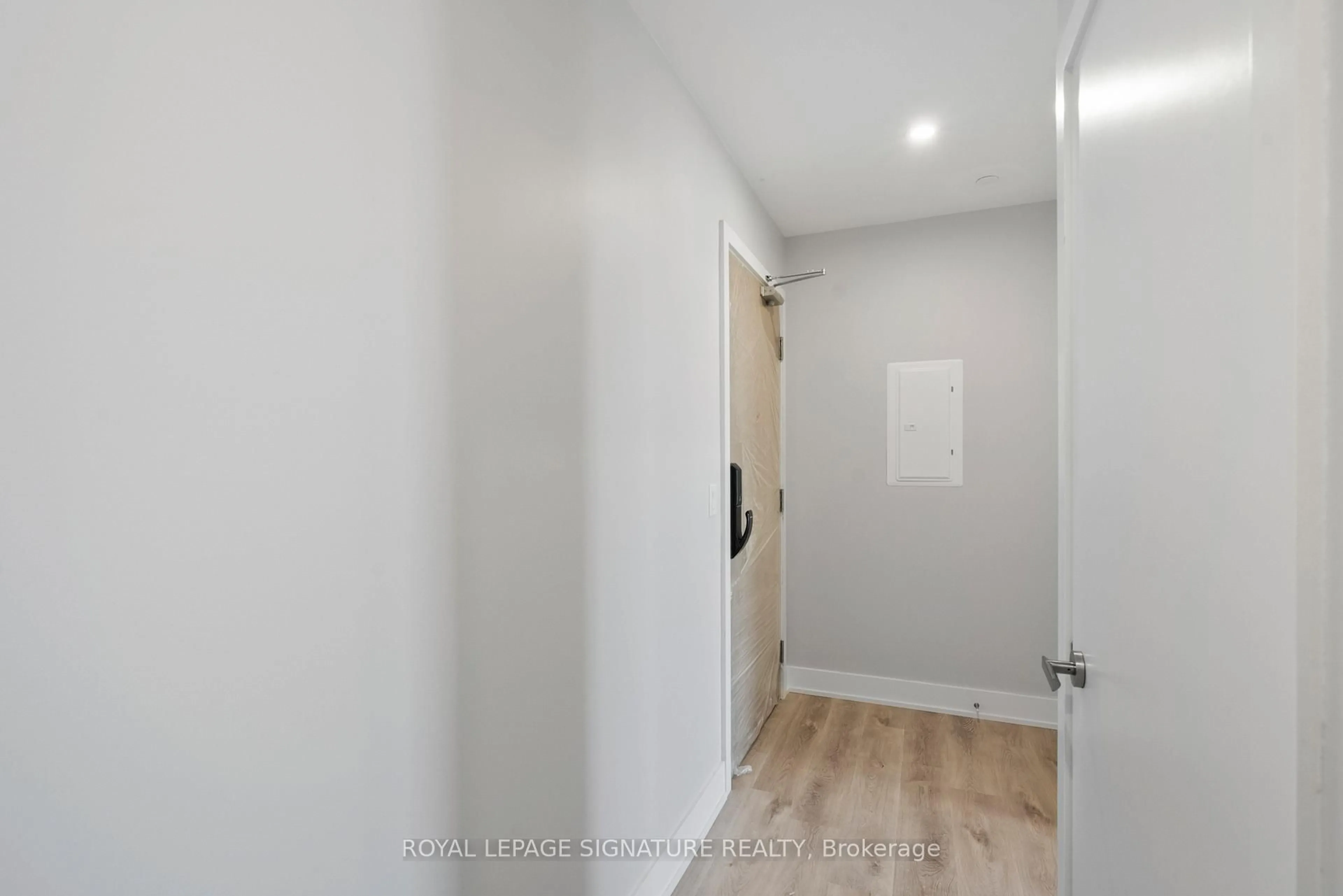 Indoor entryway for 370 Martha St #1903, Burlington Ontario L7R 0G9