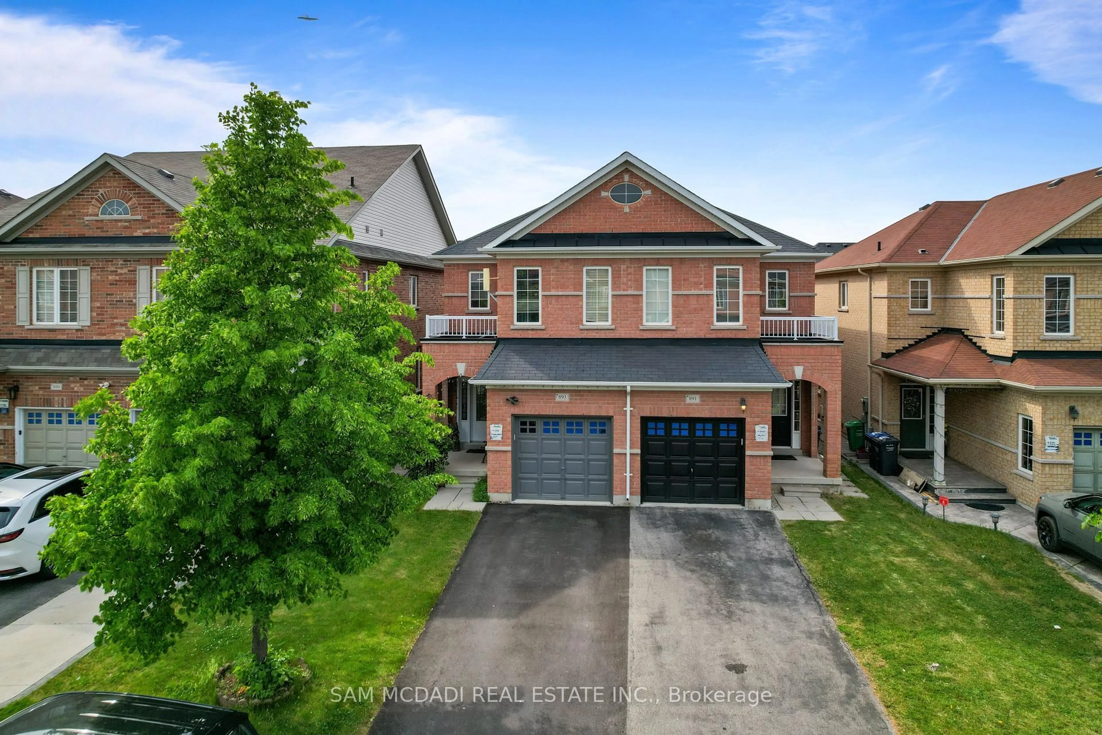A pic from outside/outdoor area/front of a property/back of a property/a pic from drone, street for 891 Oasis Dr, Mississauga Ontario L5V 0C7
