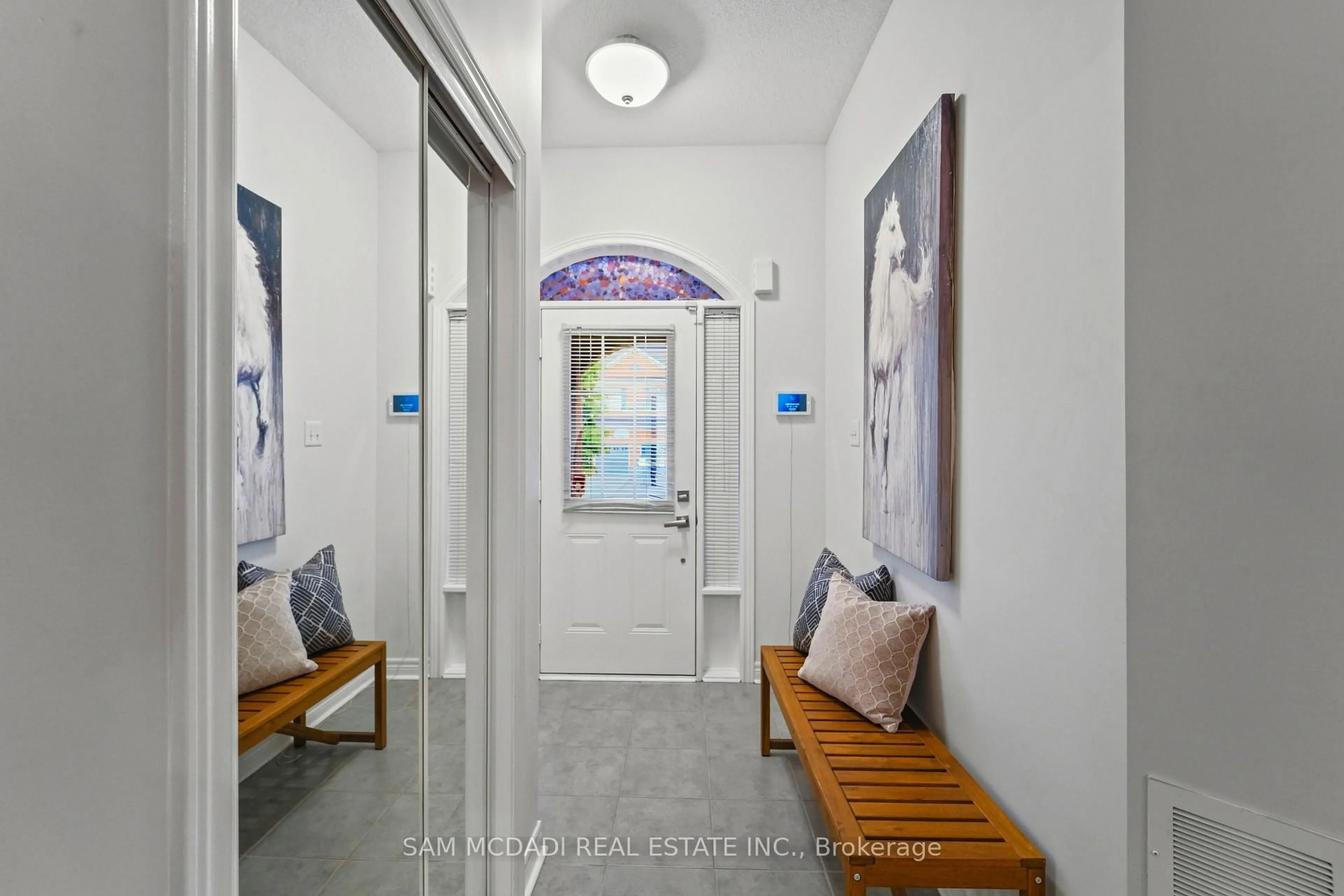 Indoor entryway for 891 Oasis Dr, Mississauga Ontario L5V 0C7