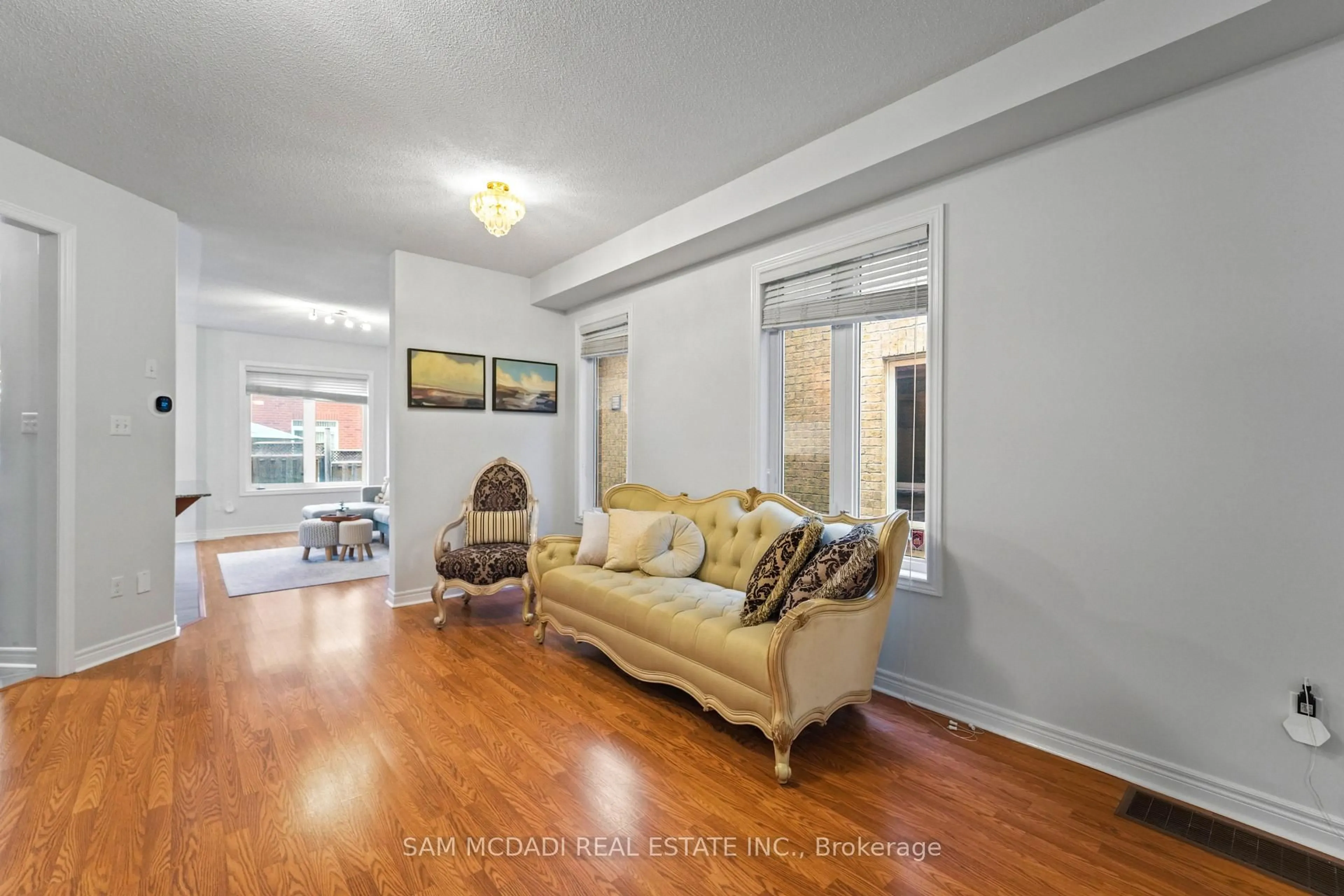 Living room with furniture, unknown for 891 Oasis Dr, Mississauga Ontario L5V 0C7
