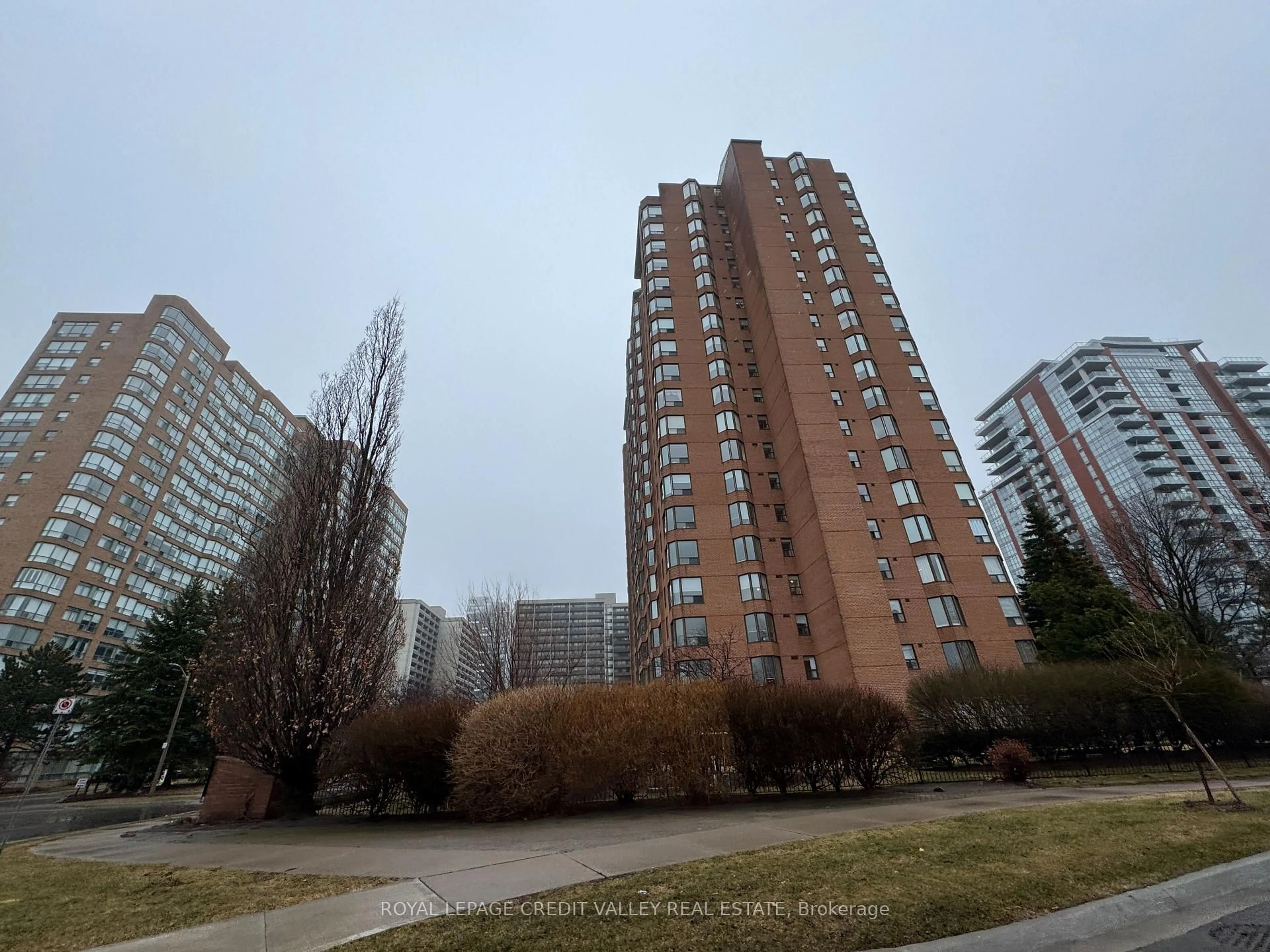 Blurry image for 1270 MAPLE CROSSING Blvd #704, Burlington Ontario L7S 2J3