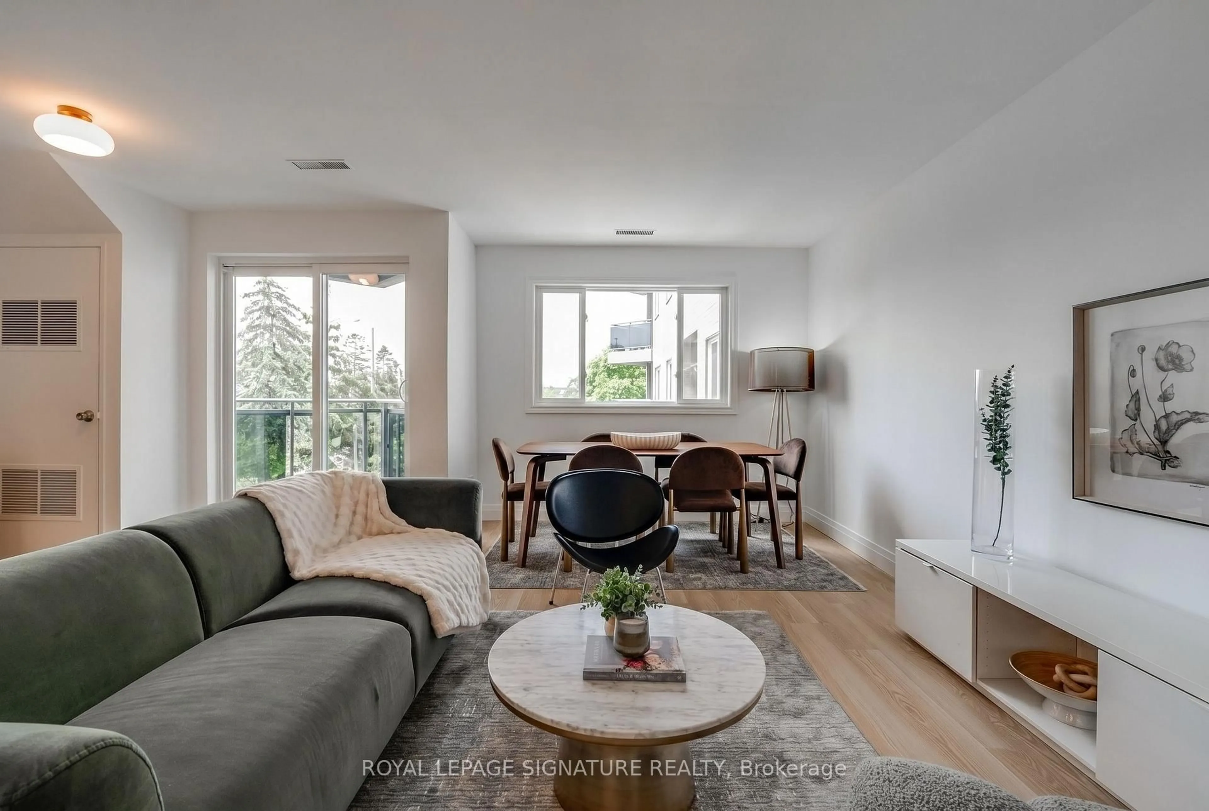 Living room with furniture, wood/laminate floor for 2001 Bonnymede Dr #61, Mississauga Ontario L5J 4H8