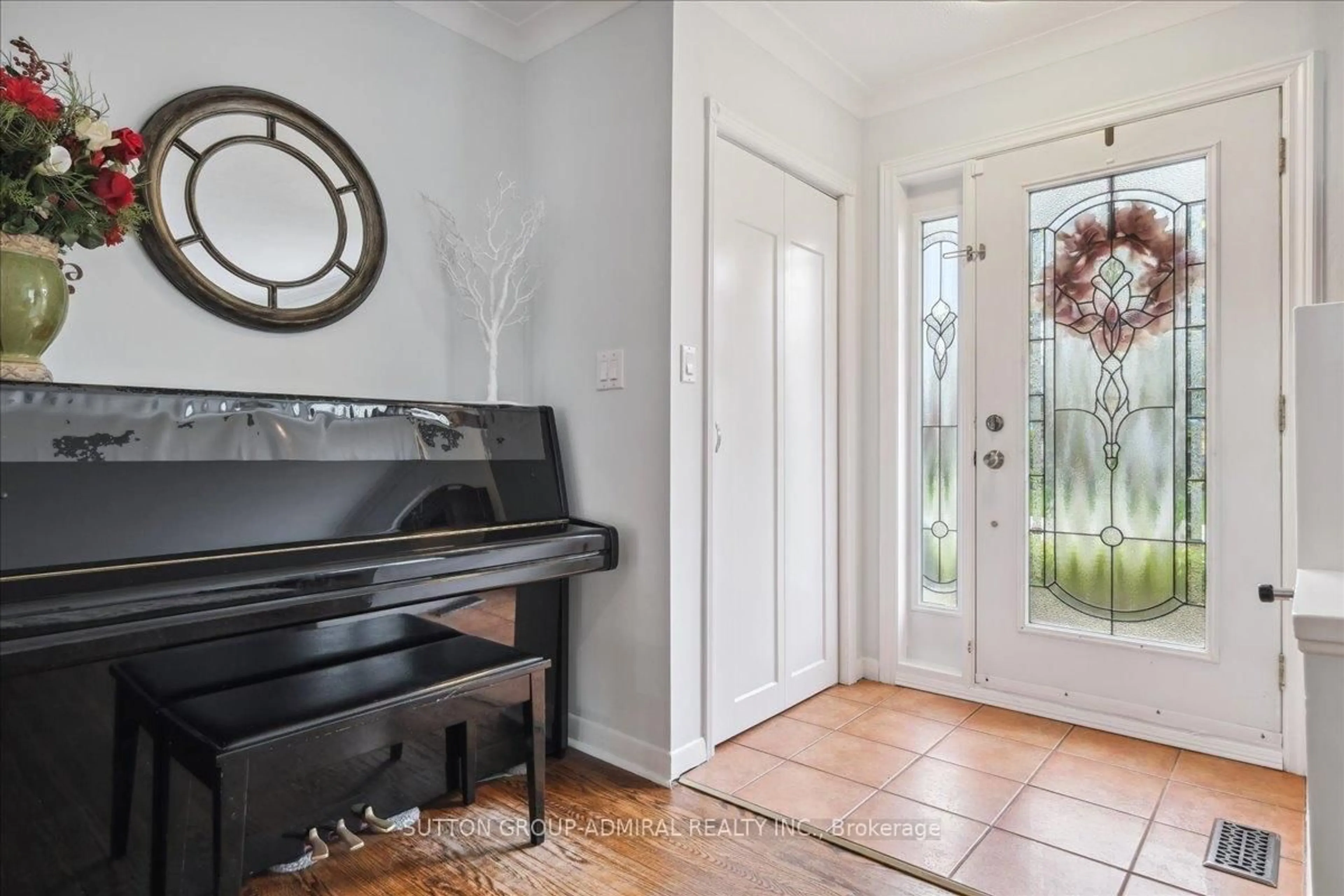 Indoor entryway for 1864 Hindhead Rd, Mississauga Ontario L5J 1N6