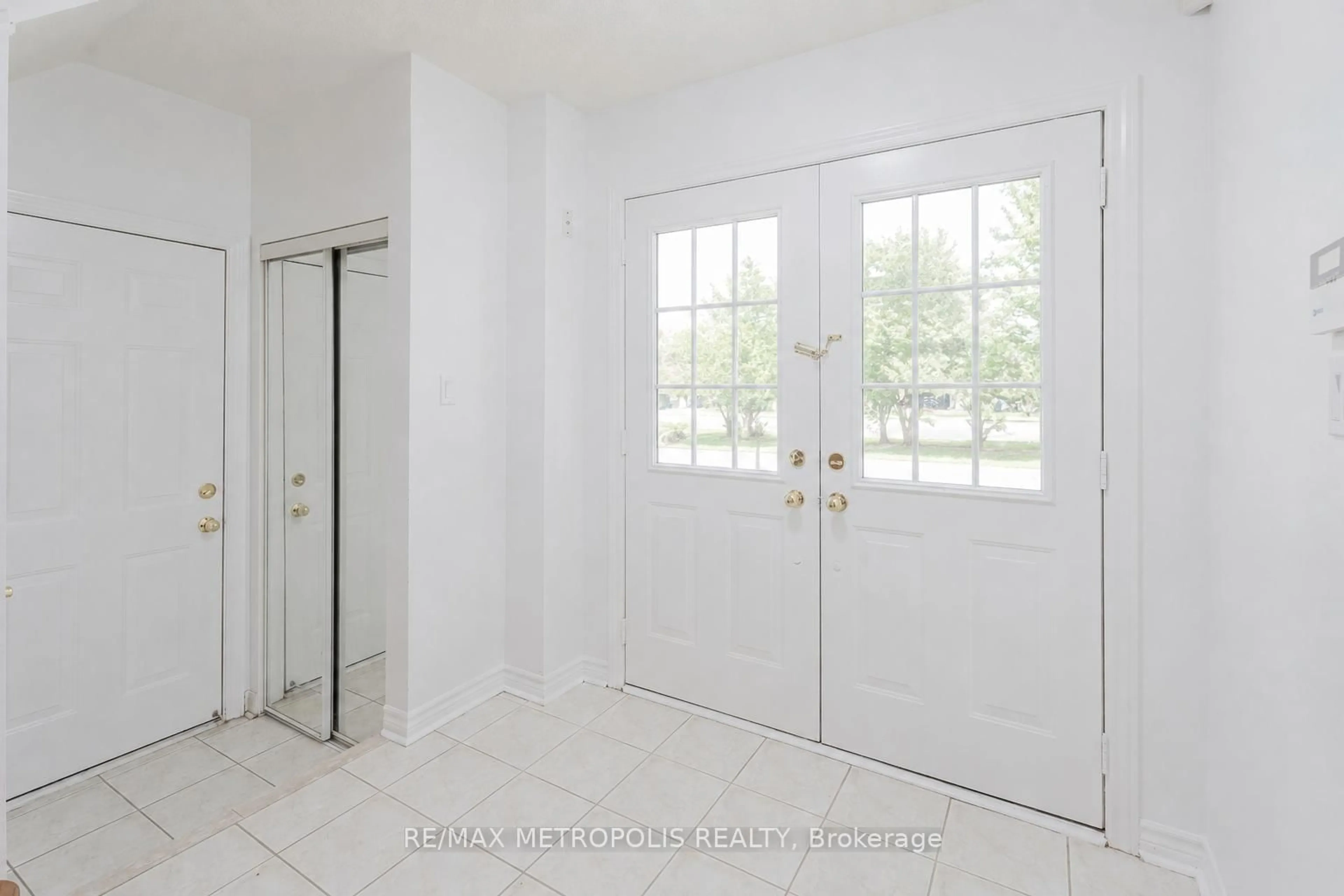 Indoor entryway for 52 Gore Valley Tr, Brampton Ontario L6P 2G9