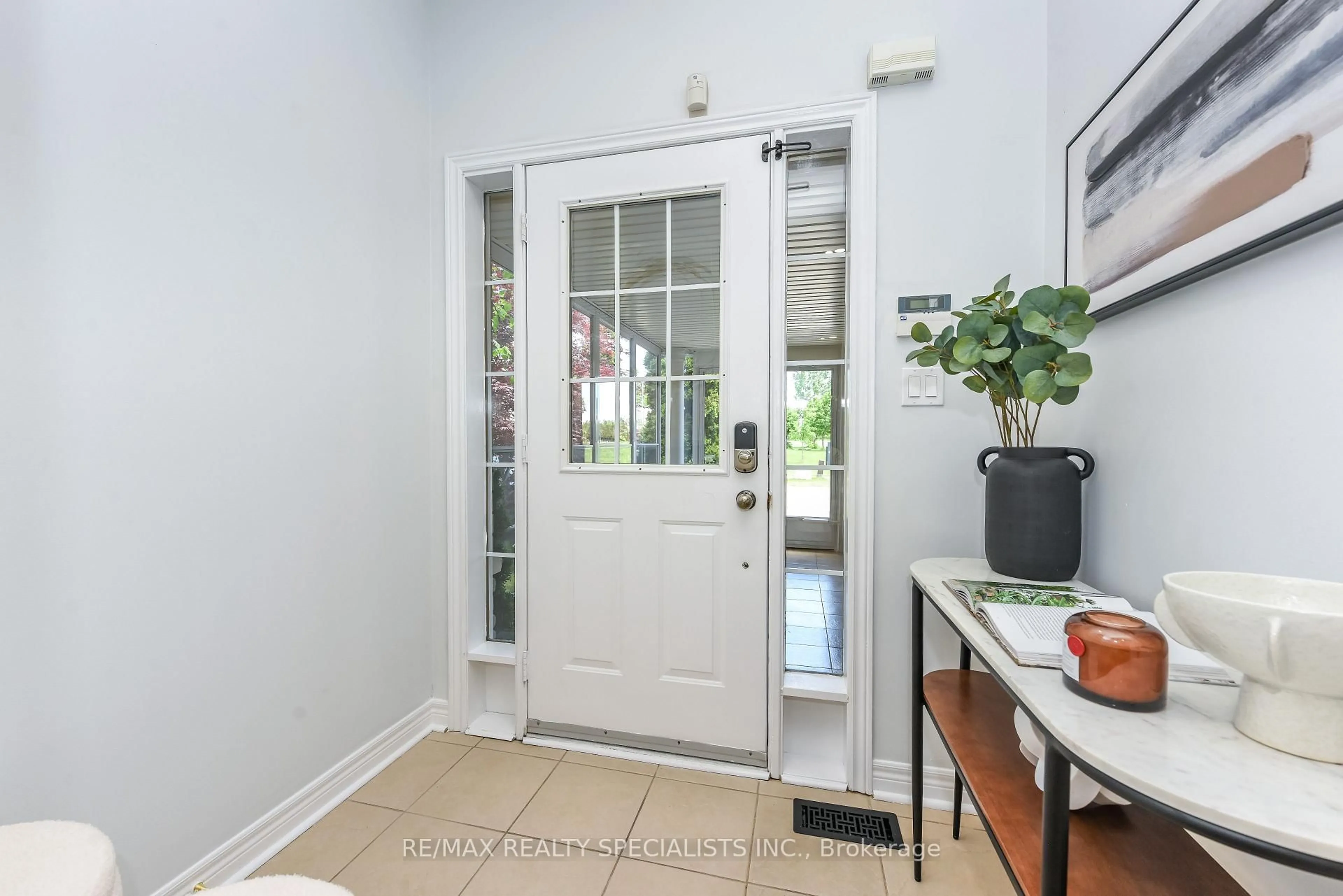 Indoor entryway for 5624 Freshwater Dr, Mississauga Ontario L5M 7N1