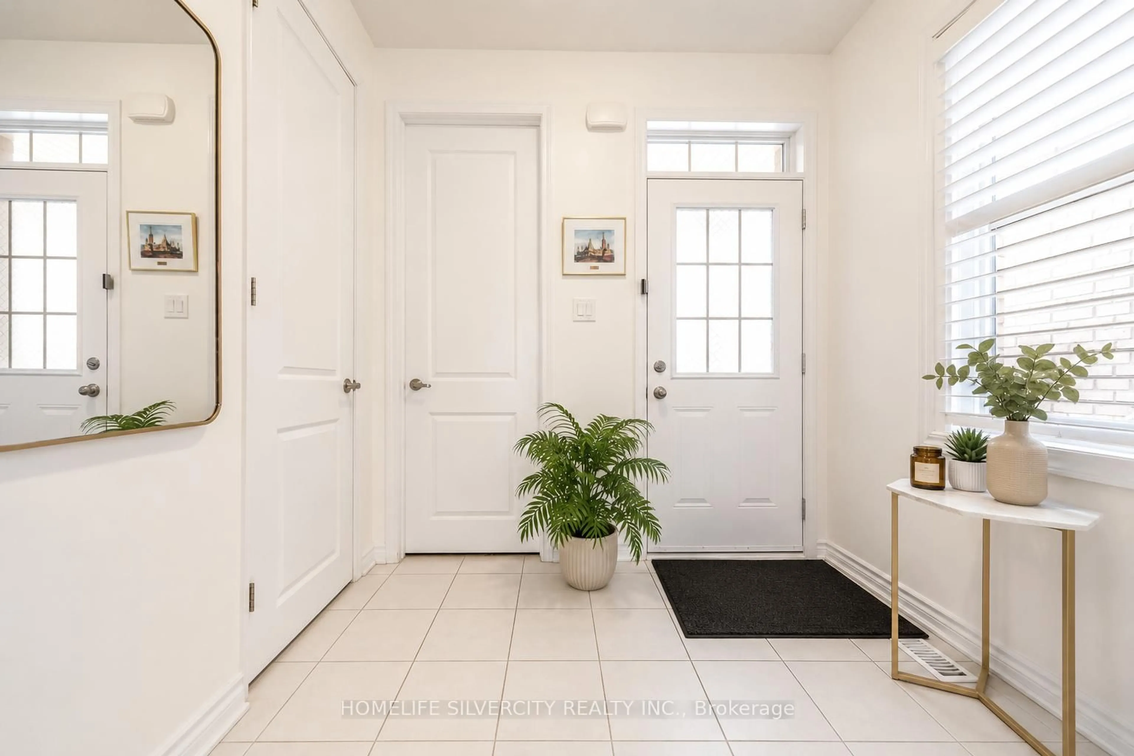 Indoor entryway for 124 Benhurst Cres, Brampton Ontario L7A 5A5