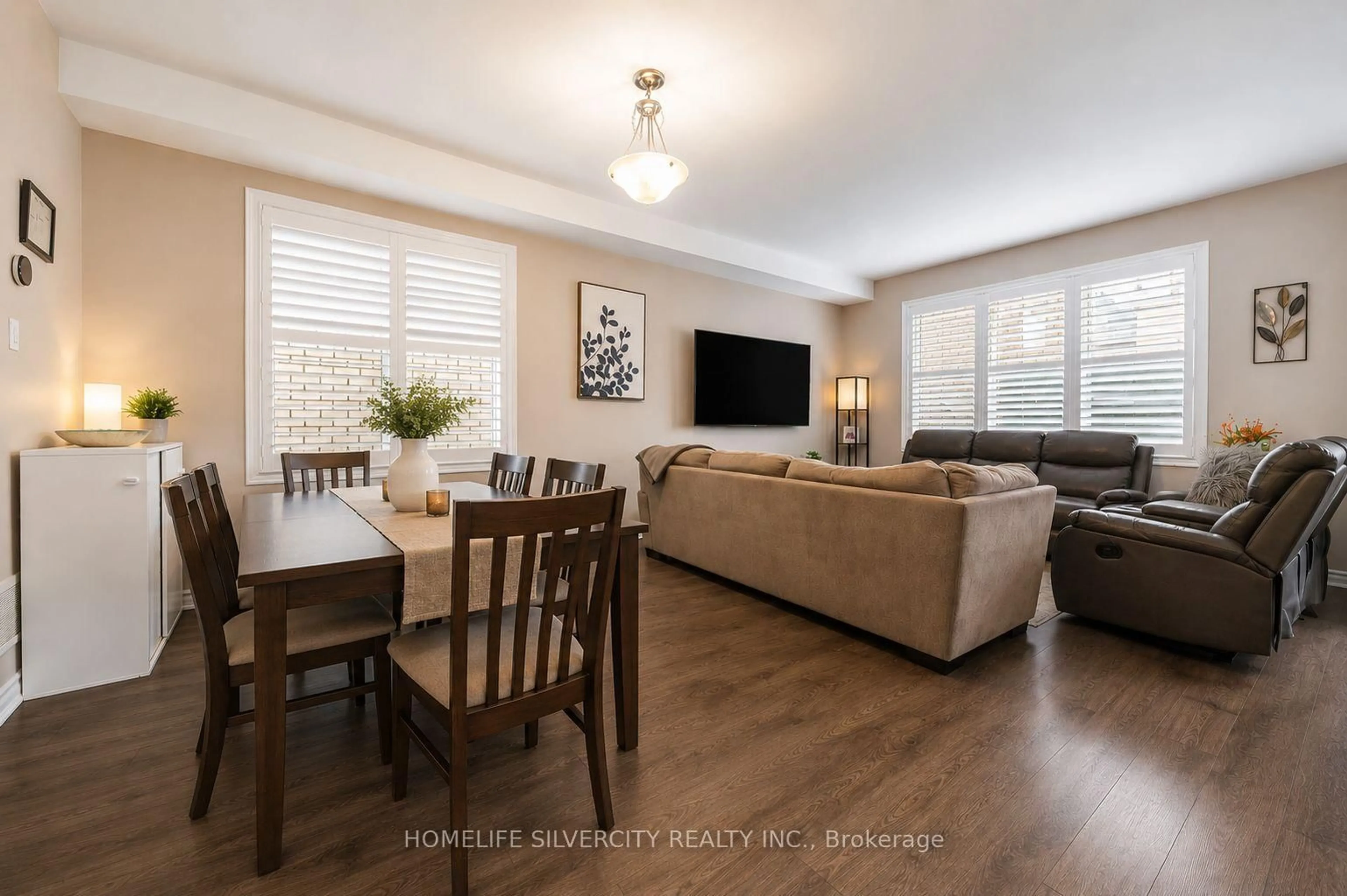 Living room with furniture, wood/laminate floor for 124 Benhurst Cres, Brampton Ontario L7A 5A5