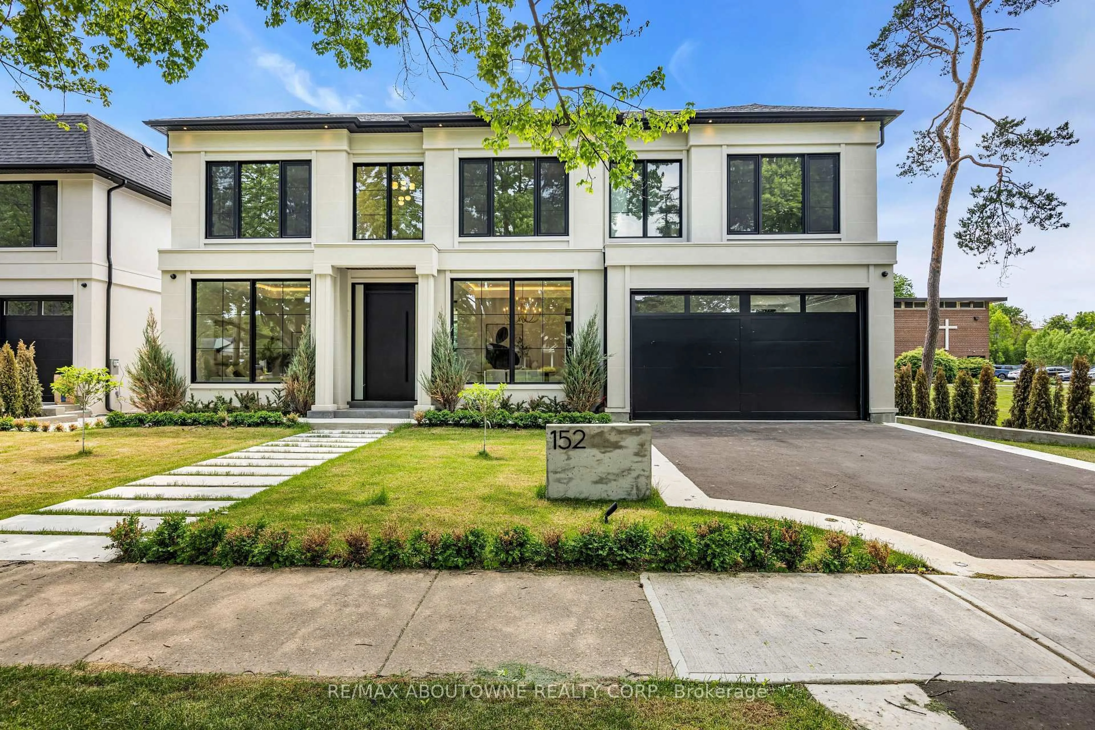 Home with brick exterior material, street for 152 Third Line, Oakville Ontario L6L 3Z8