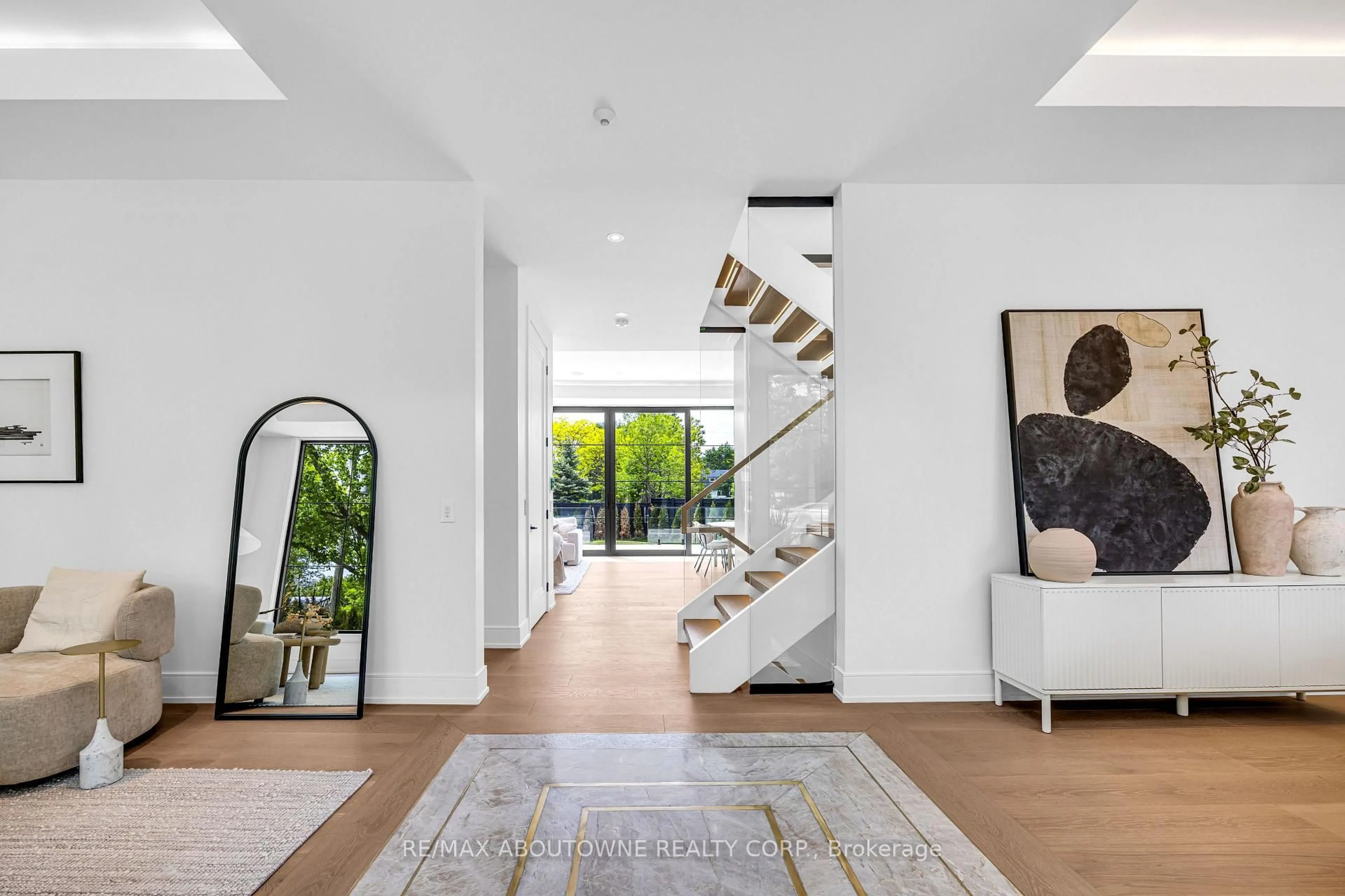 Indoor foyer for 152 Third Line, Oakville Ontario L6L 3Z8