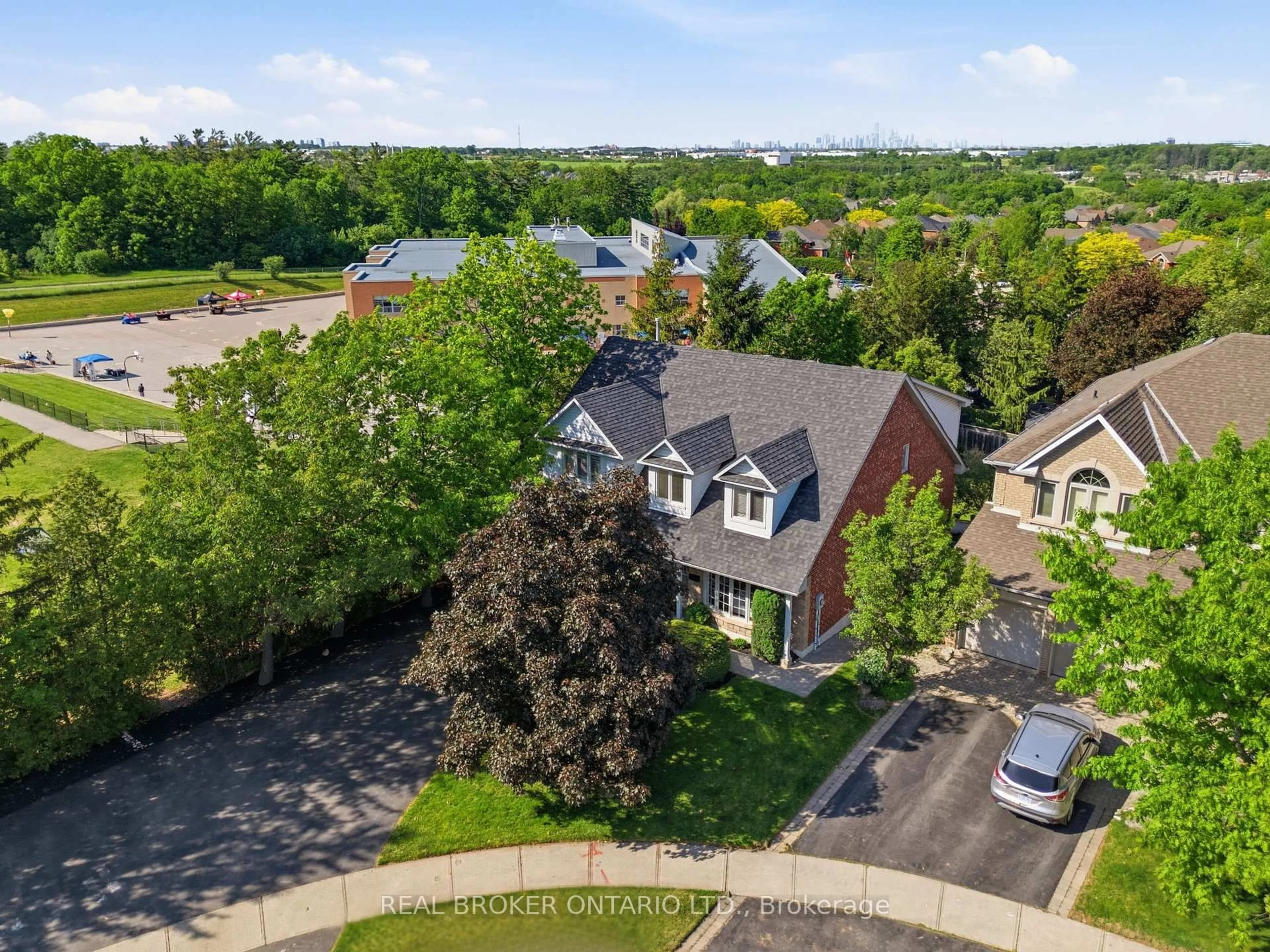 A pic from outside/outdoor area/front of a property/back of a property/a pic from drone, street for 2205 Shaftesbury Crt, Oakville Ontario L6H 6C6