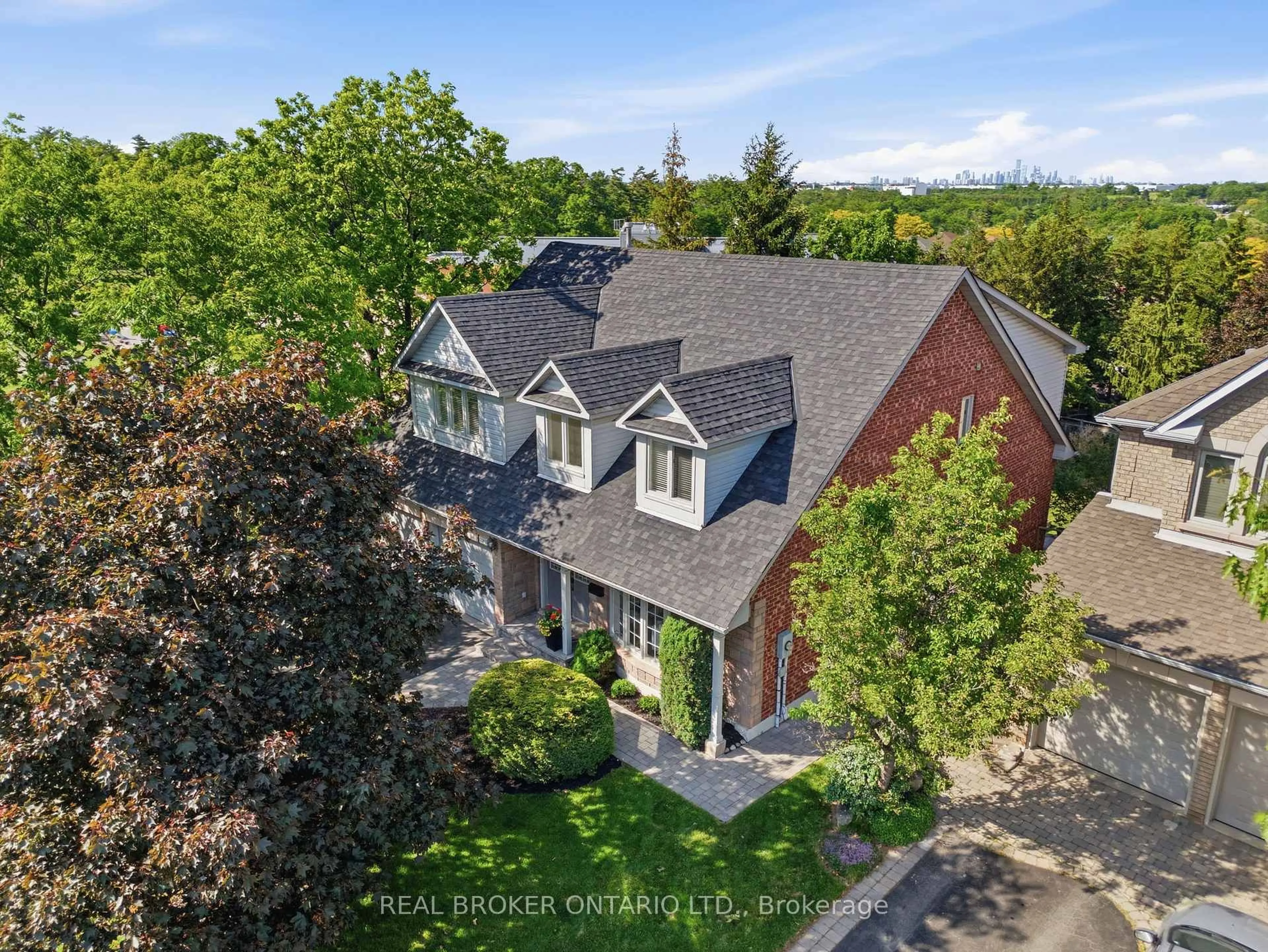 A pic from outside/outdoor area/front of a property/back of a property/a pic from drone, street for 2205 Shaftesbury Crt, Oakville Ontario L6H 6C6