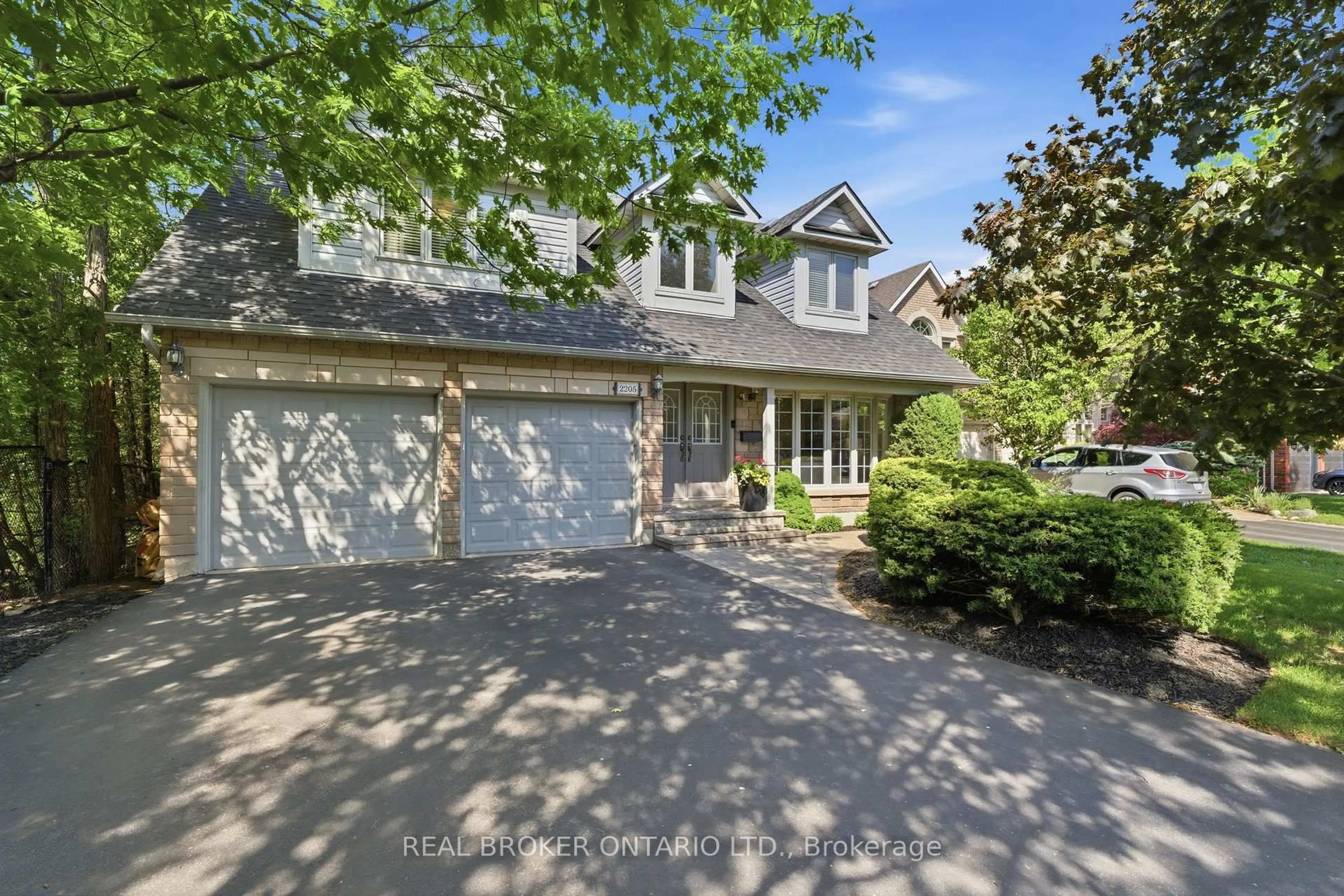 A pic from outside/outdoor area/front of a property/back of a property/a pic from drone, street for 2205 Shaftesbury Crt, Oakville Ontario L6H 6C6