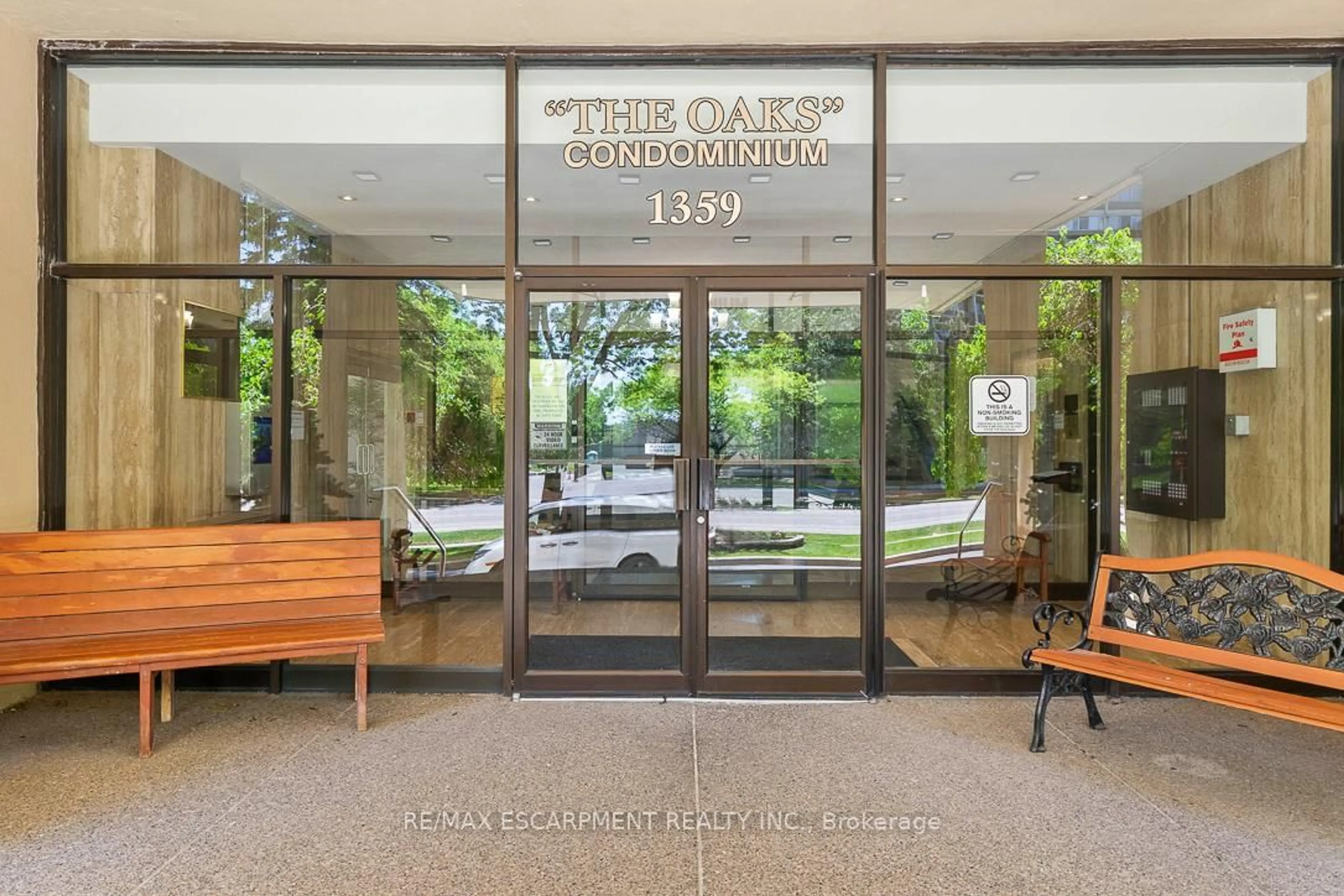 Indoor foyer for 1359 White Oaks Blvd #1401, Oakville Ontario L6H 2R8