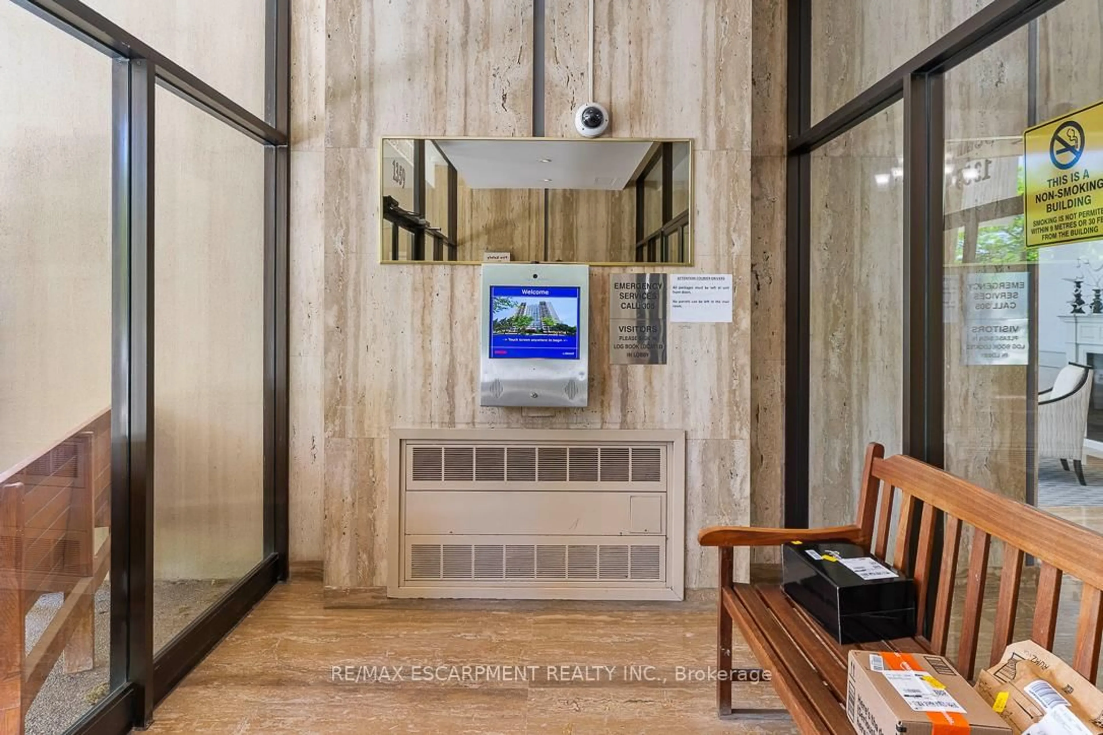 Indoor foyer for 1359 White Oaks Blvd #1401, Oakville Ontario L6H 2R8