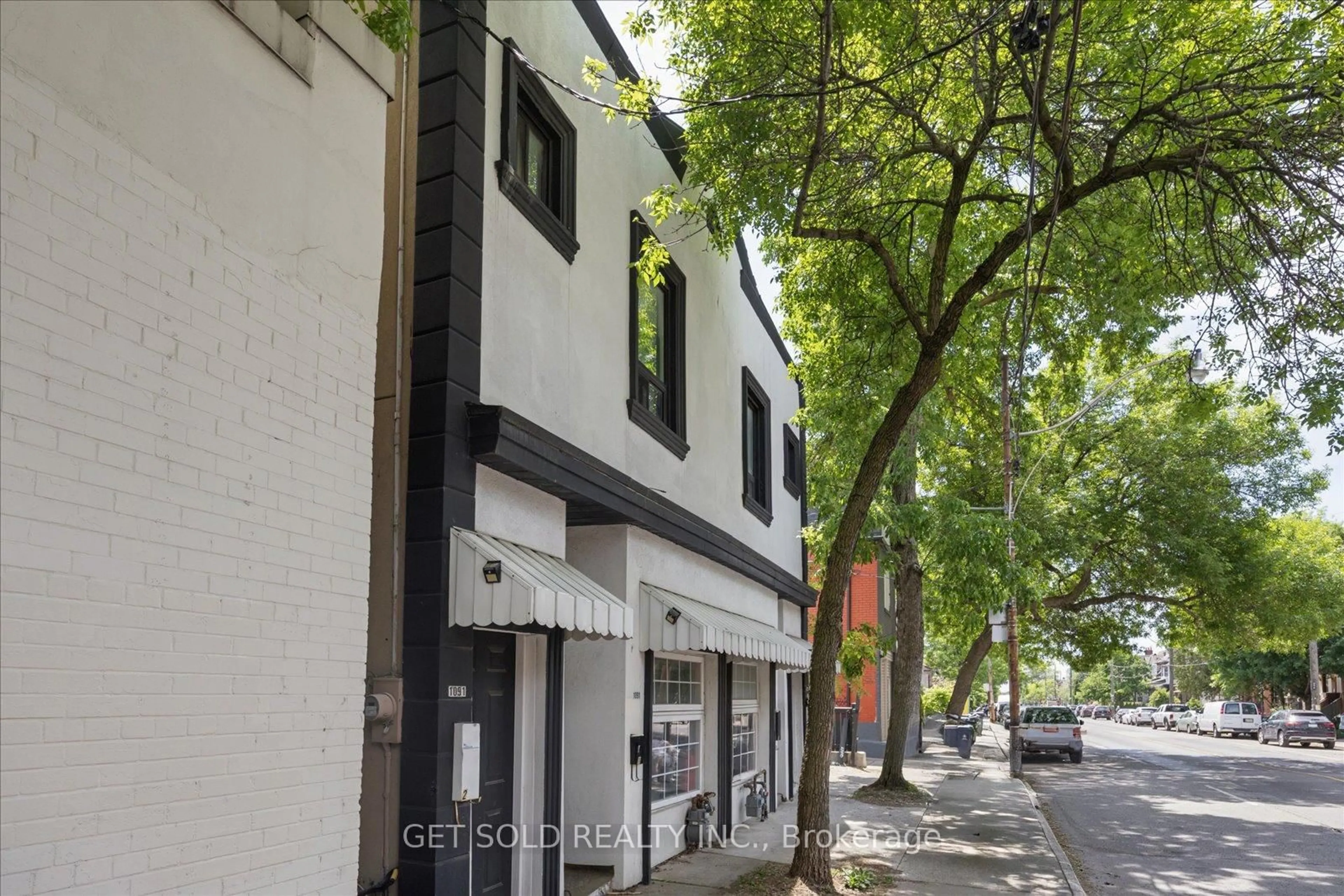 A pic from outside/outdoor area/front of a property/back of a property/a pic from drone, street for 1089-1091 Dovercourt Rd, Toronto Ontario M6H 2X7