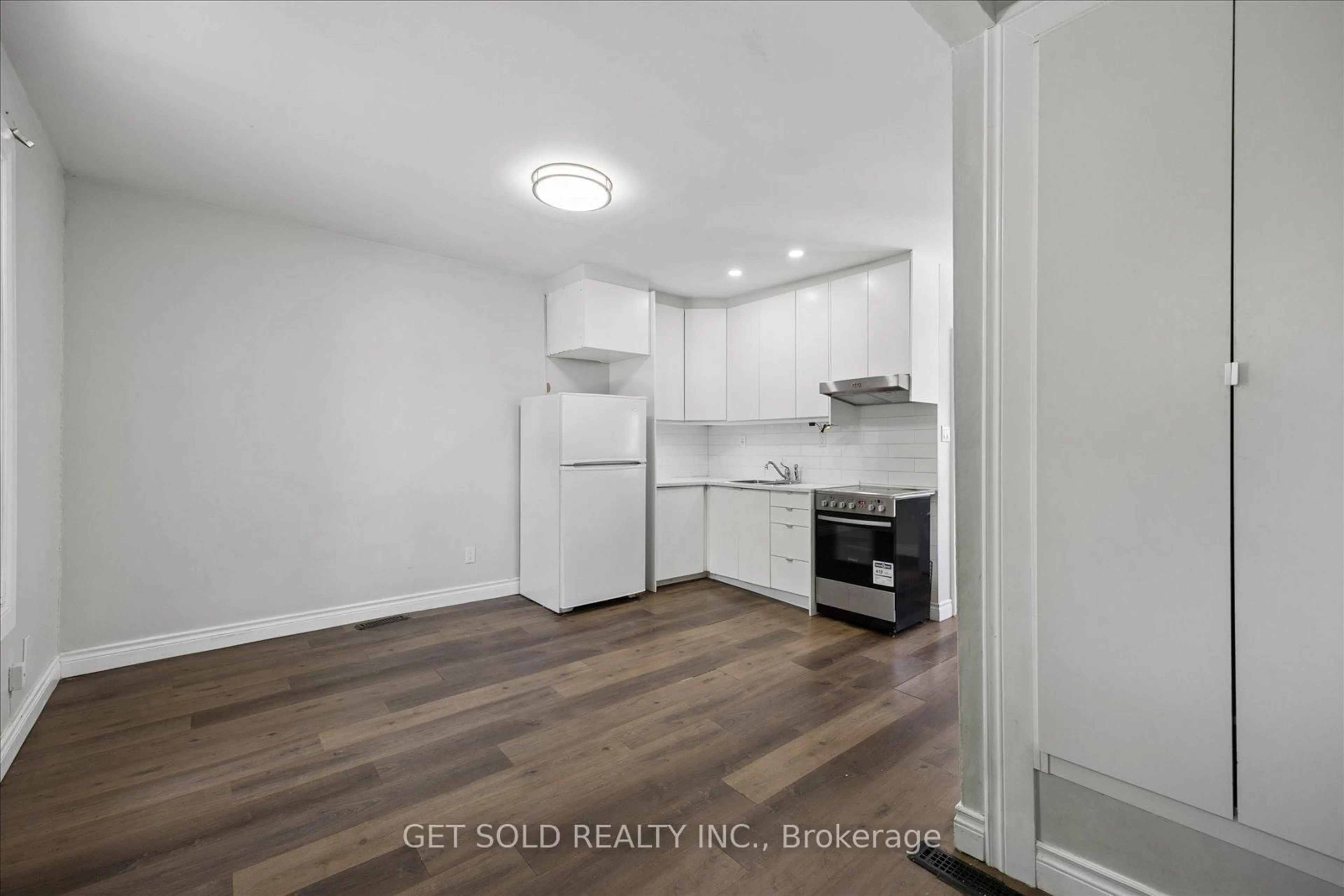 Standard kitchen, wood/laminate floor for 1089-1091 Dovercourt Rd, Toronto Ontario M6H 2X7