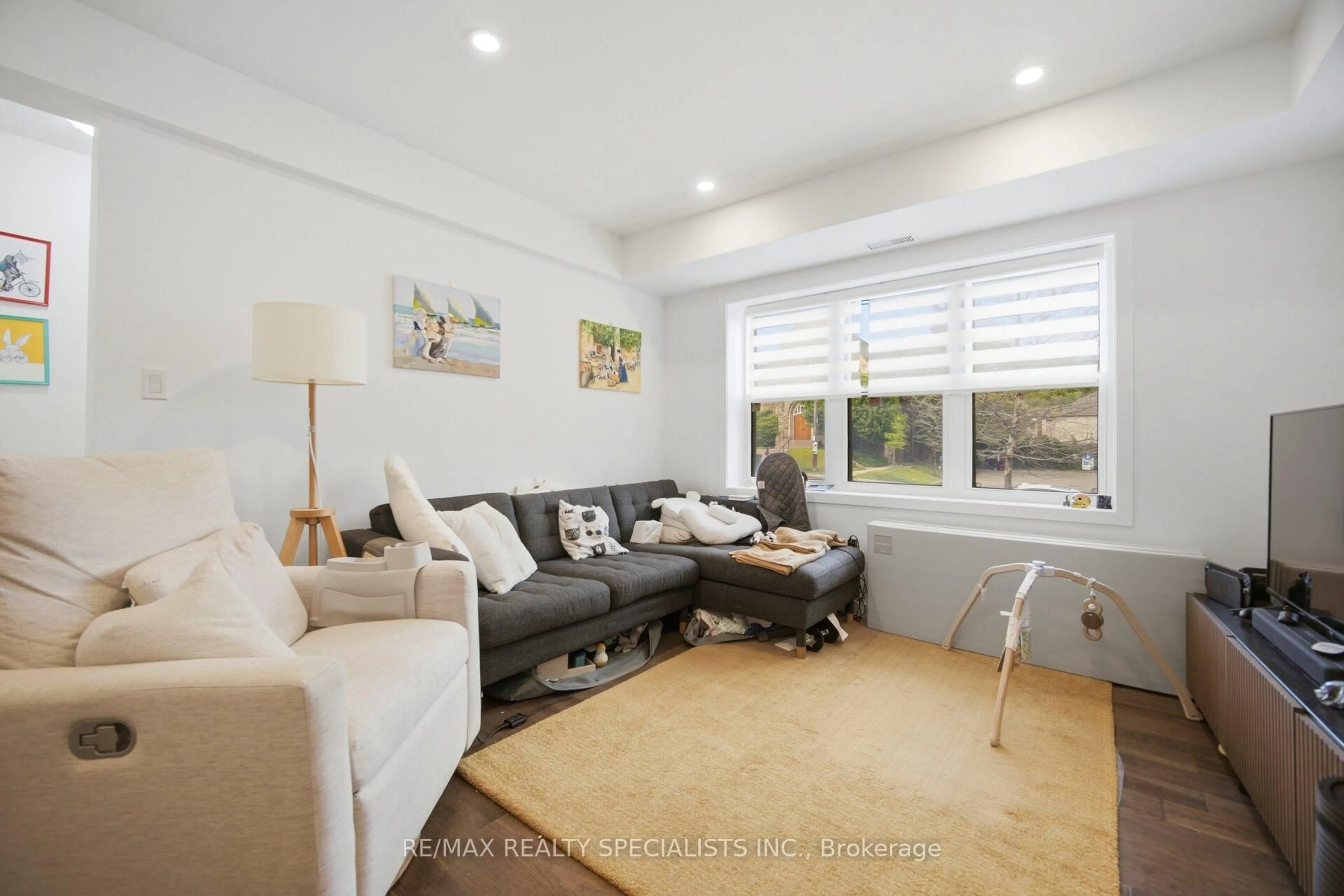 Living room with furniture, wood/laminate floor for 298 South Kingsway, Toronto Ontario M6S 3T9