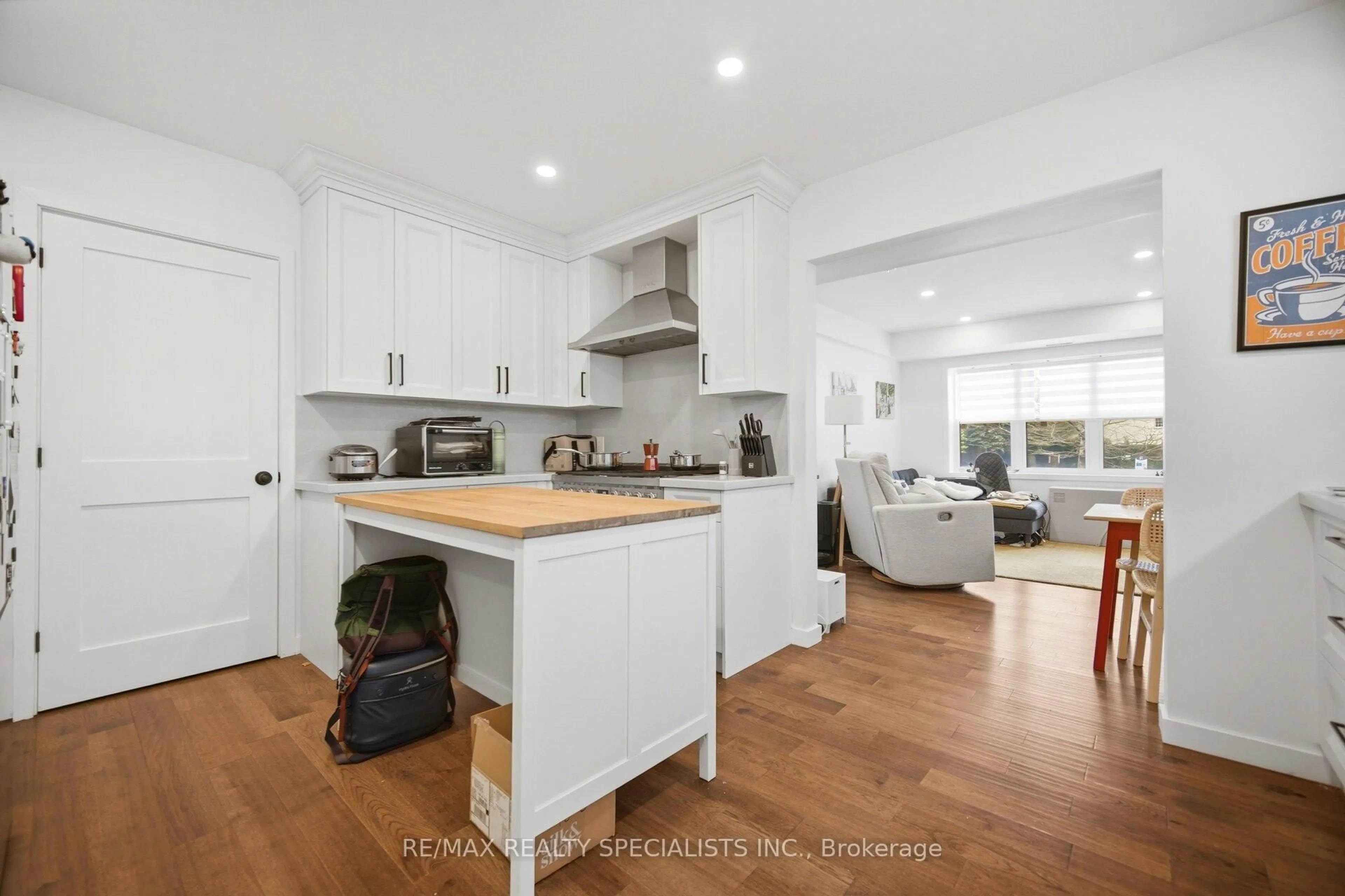 Open concept kitchen, unknown for 298 South Kingsway, Toronto Ontario M6S 3T9