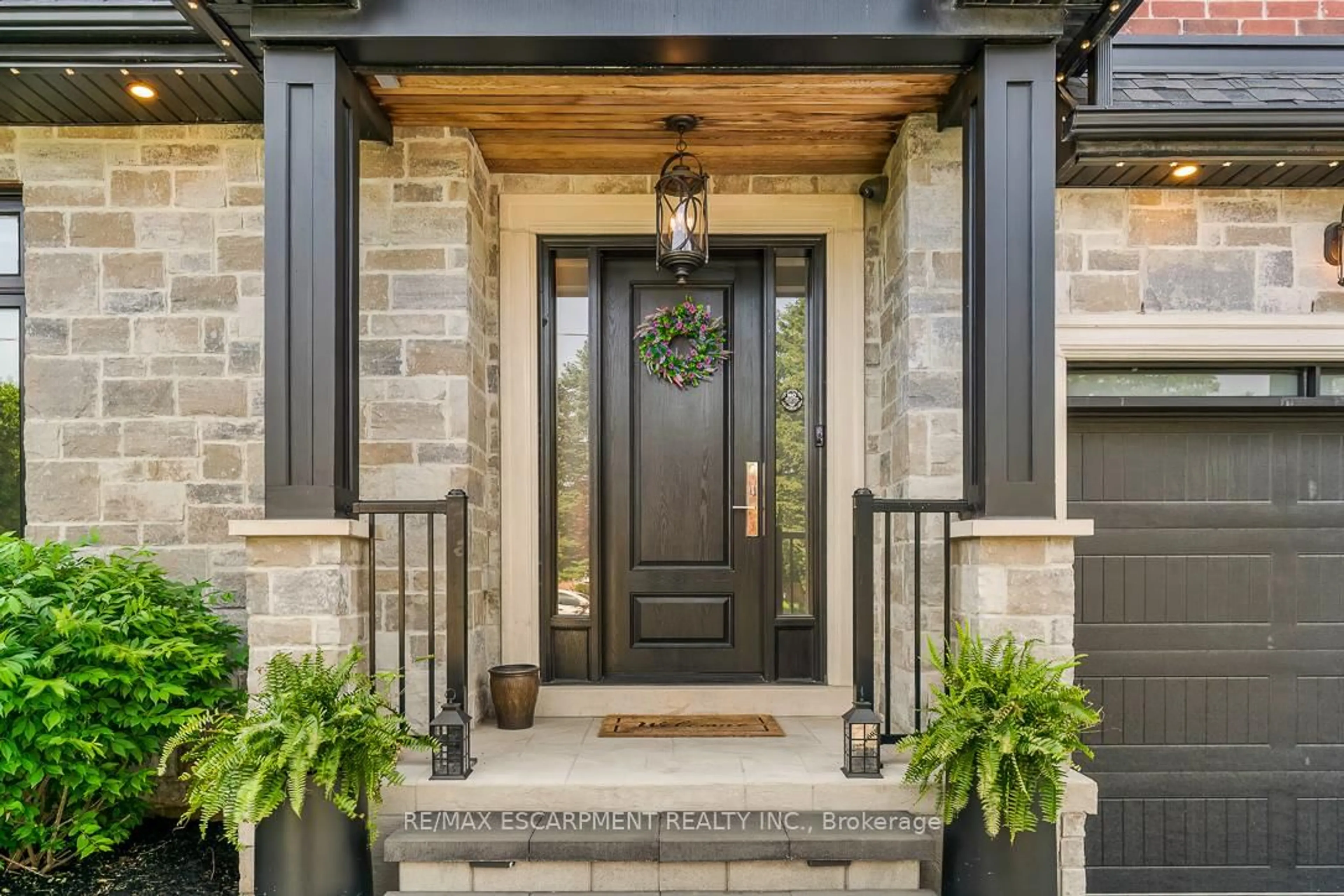 Indoor entryway for 1298 Pinegrove Rd, Oakville Ontario L6L 2X3