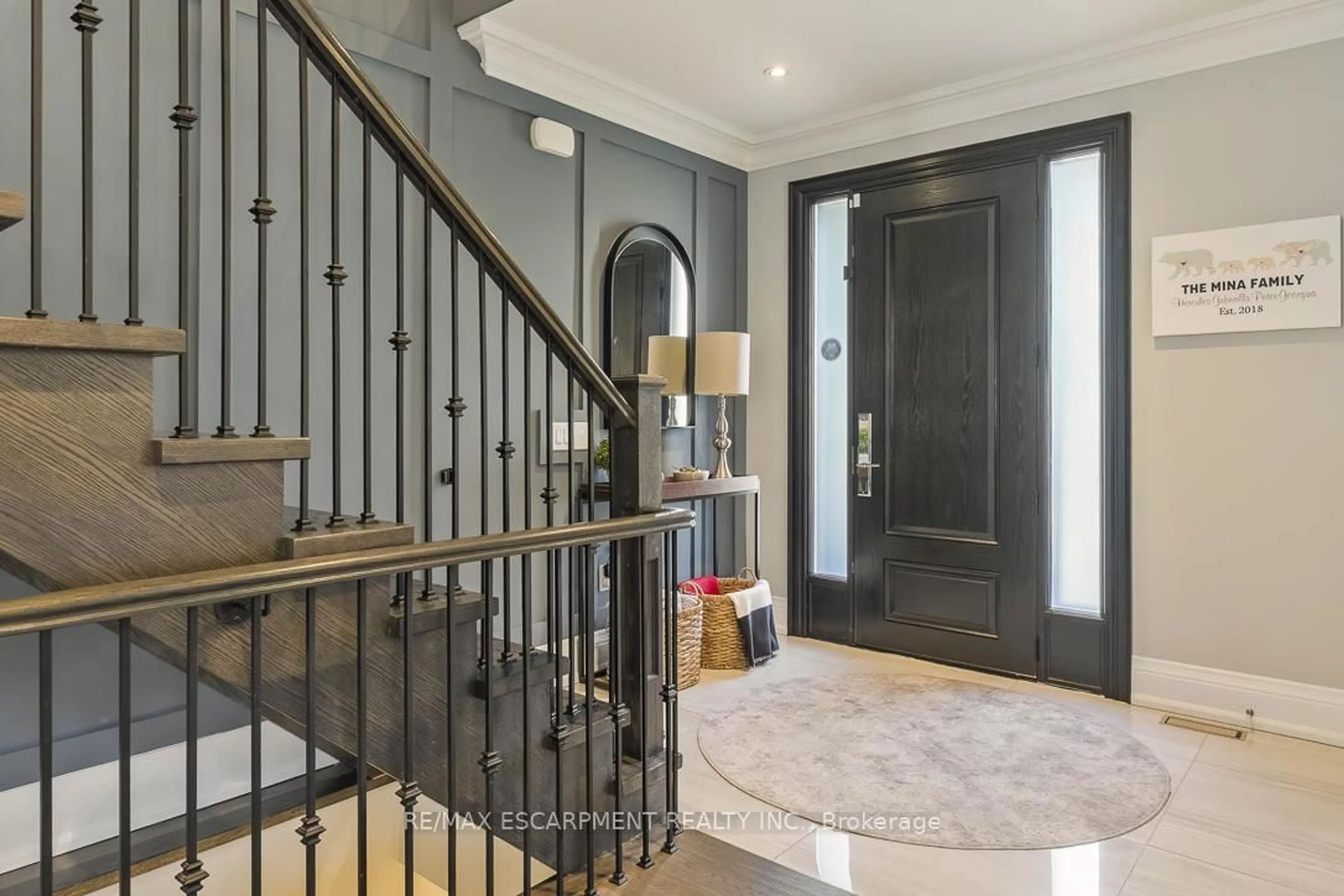Indoor foyer for 1298 Pinegrove Rd, Oakville Ontario L6L 2X3