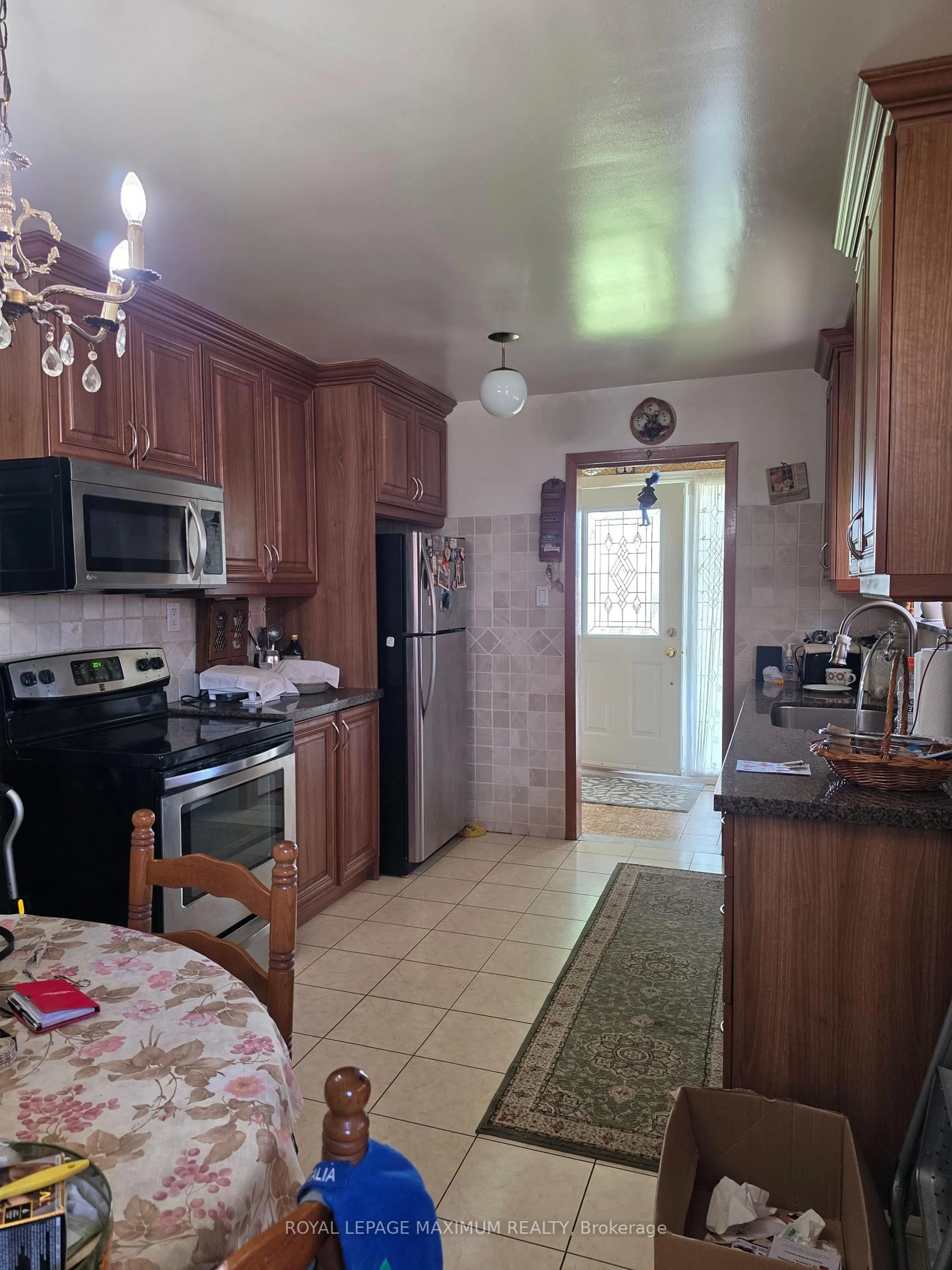 Standard kitchen, ceramic/tile floor for 4254 Brandon Gate Dr, Mississauga Ontario L4T 3K4