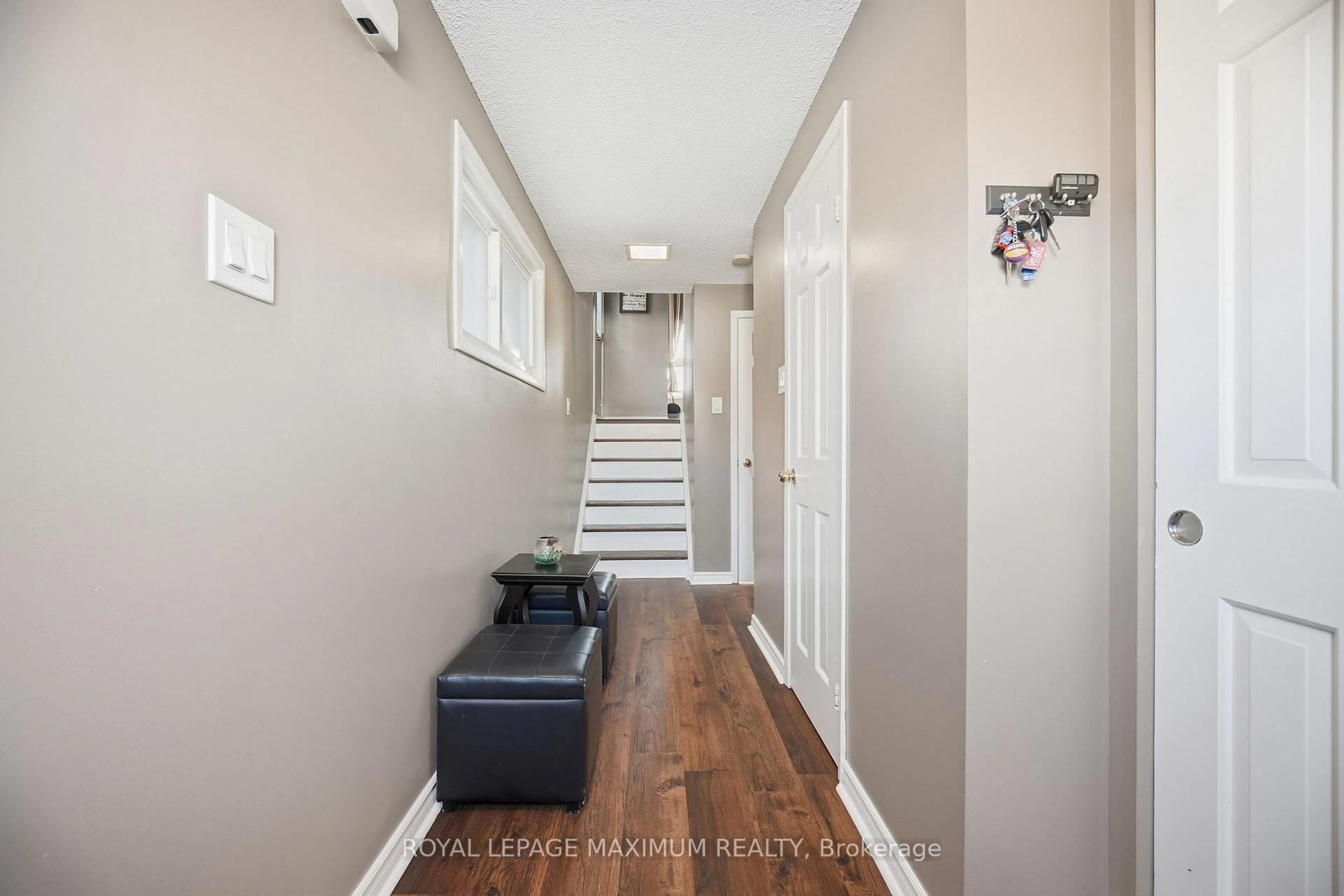 Indoor entryway for 7493 Bybrook Dr, Mississauga Ontario L4T 3R4