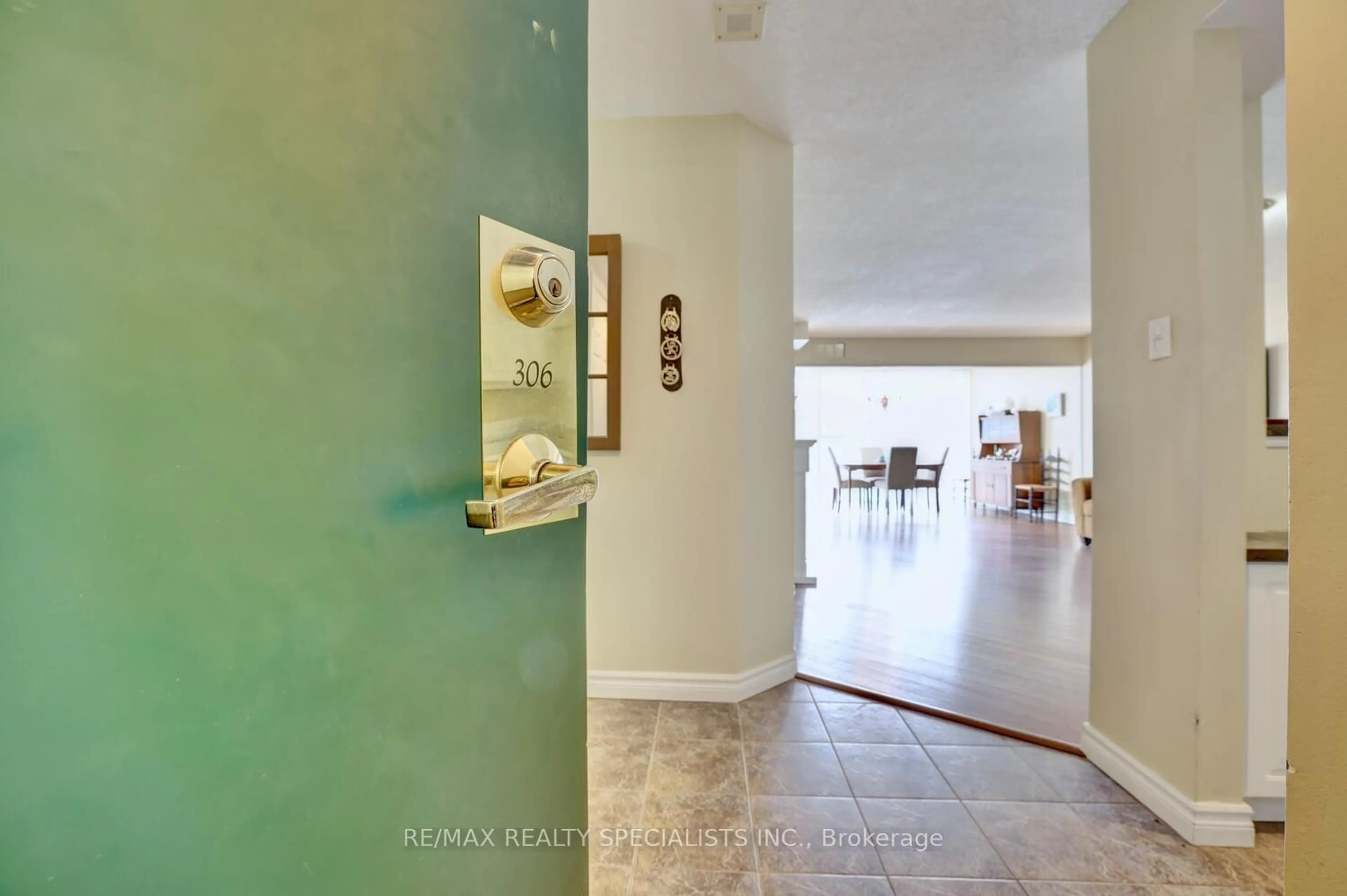 Indoor foyer for 2091 Hurontario St #306, Mississauga Ontario L5A 4E6