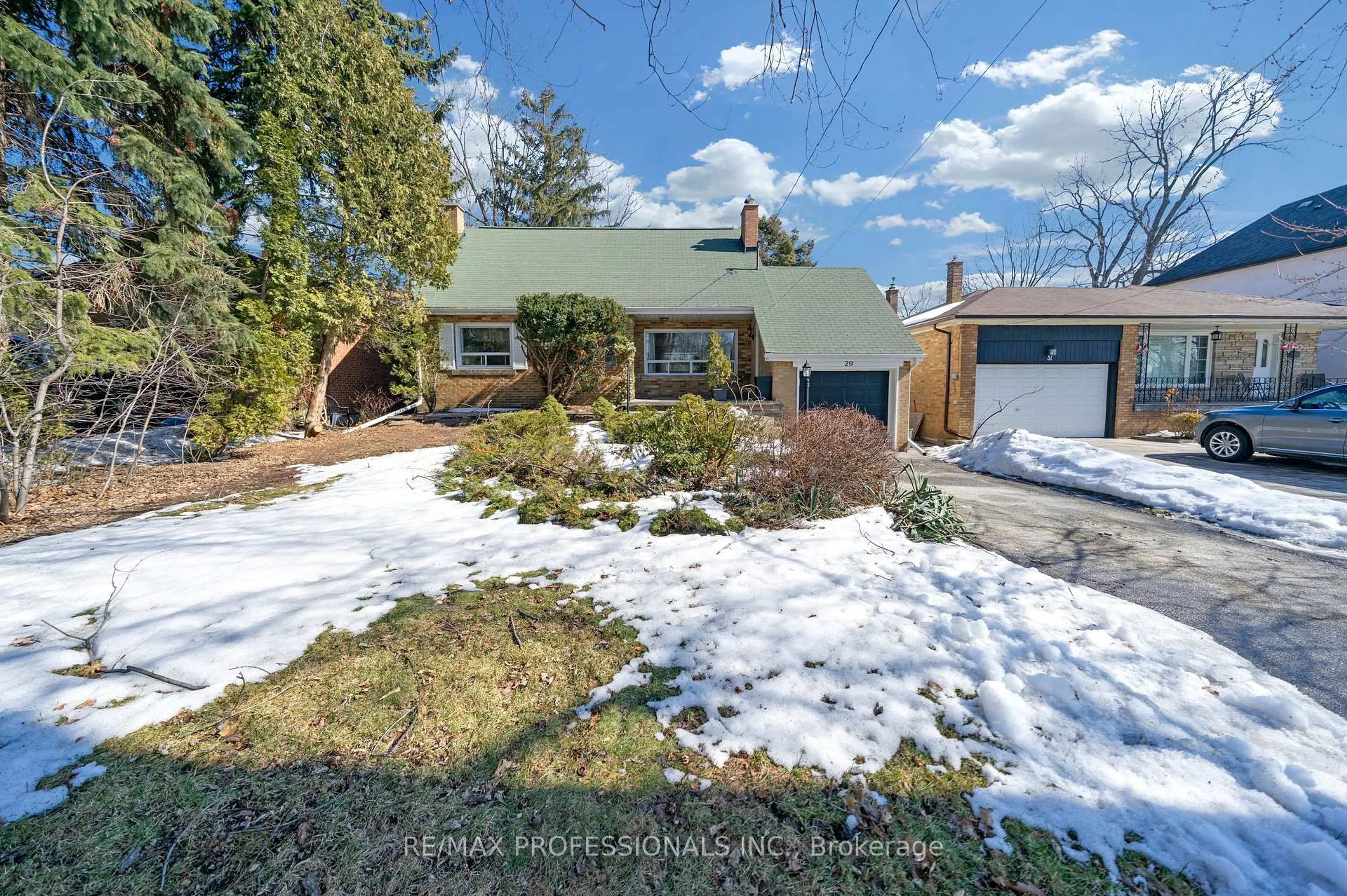 A pic from outside/outdoor area/front of a property/back of a property/a pic from drone, street for 29 Tremont Rd, Toronto Ontario M9B 3X3