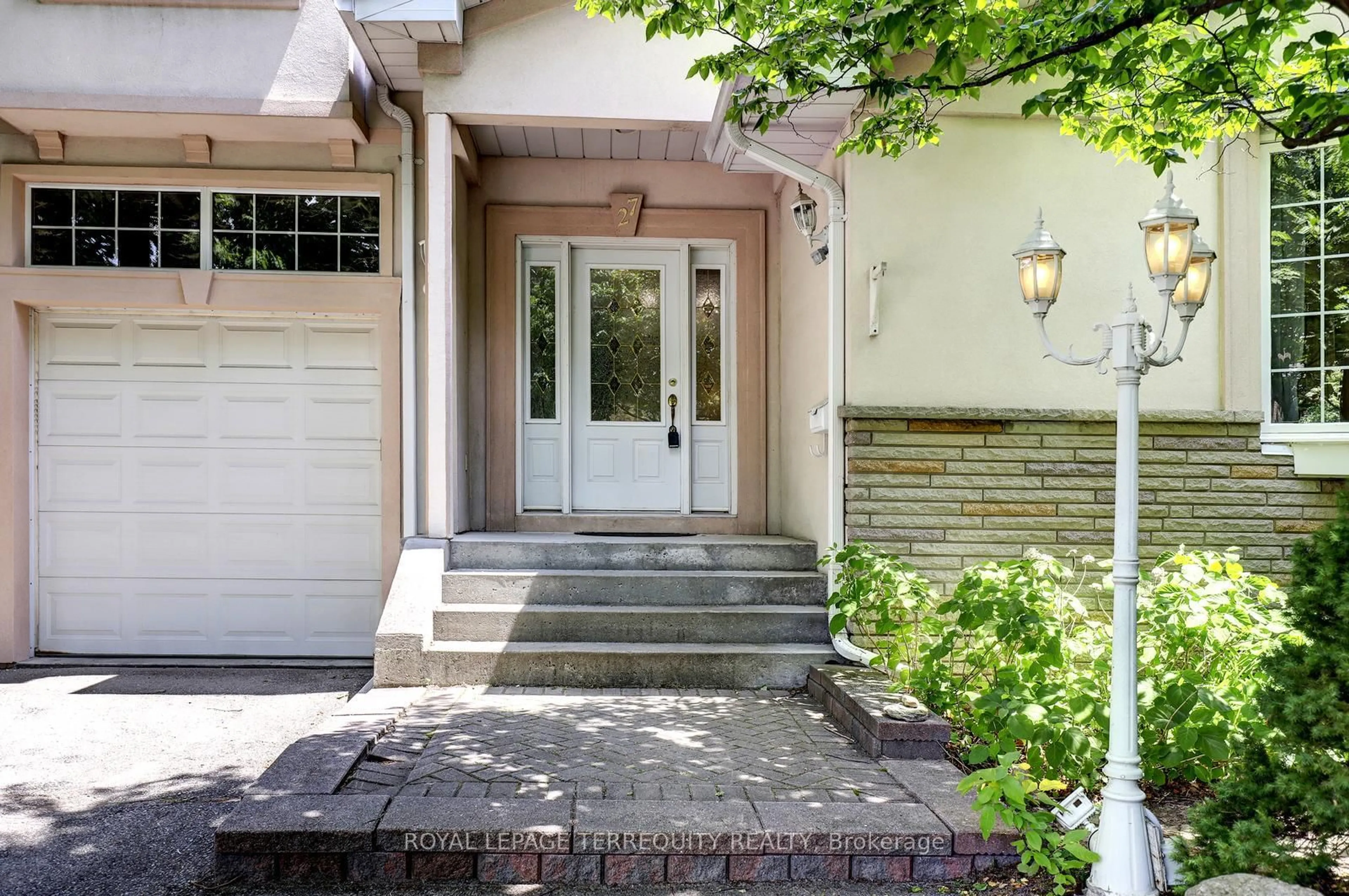 Indoor entryway for 27 Shadwick Dr, Toronto Ontario M9R 2V6