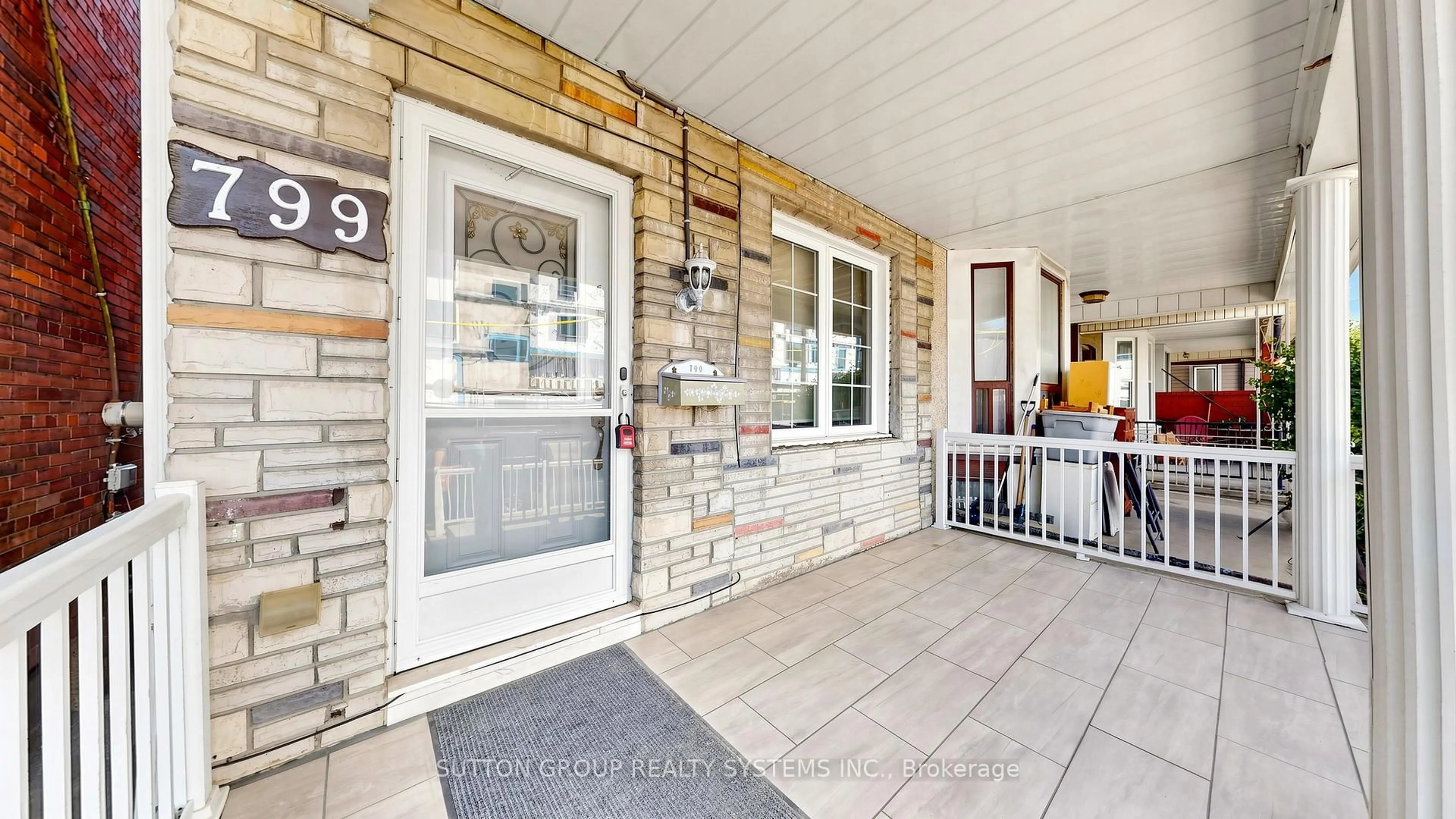 Indoor entryway for 799 Lansdowne Ave, Toronto Ontario M6H 3Z1