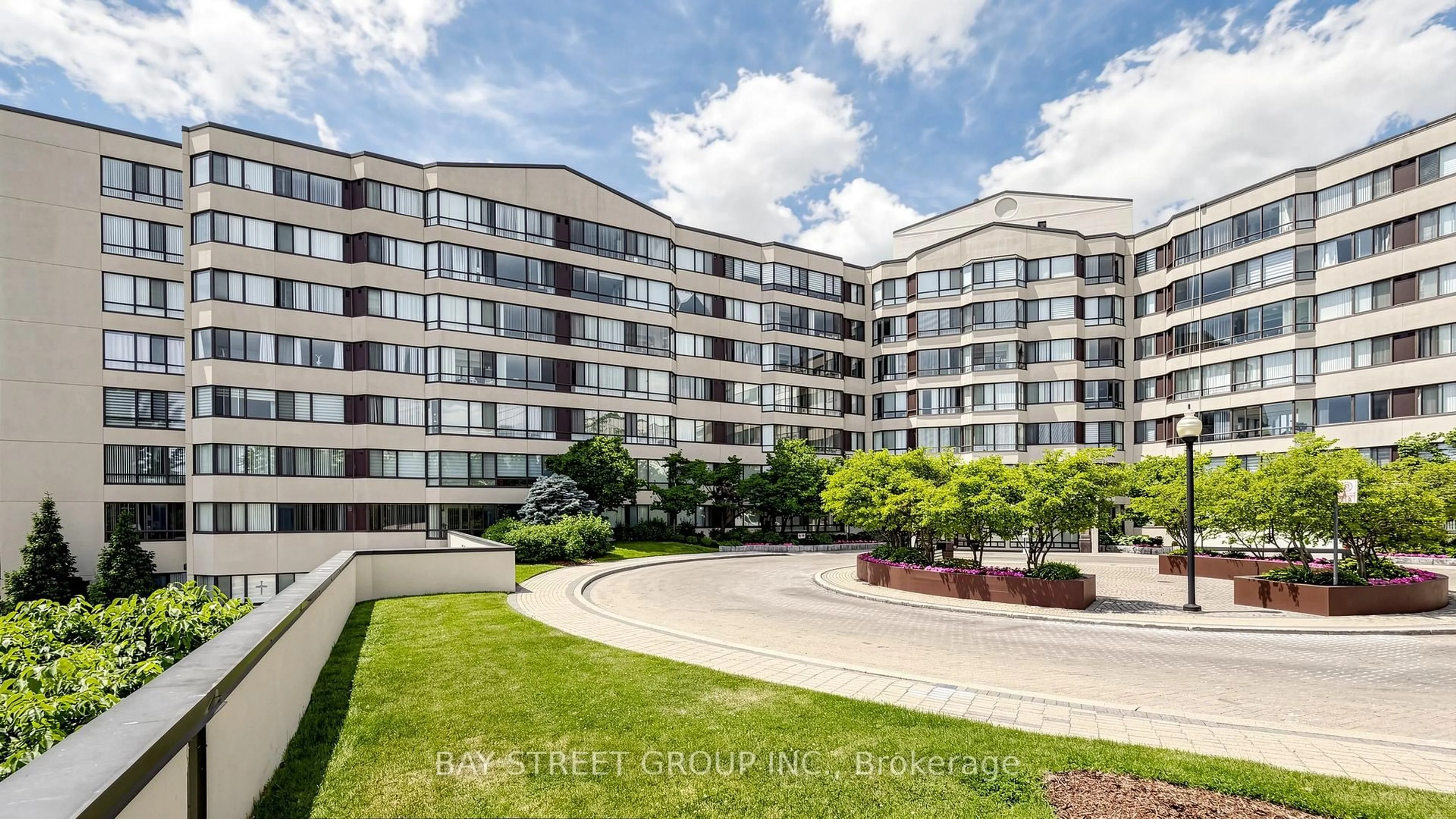A pic from outside/outdoor area/front of a property/back of a property/a pic from drone, unknown for 1001 Cedarglen Gate #PH 720, Mississauga Ontario L5C 4R2