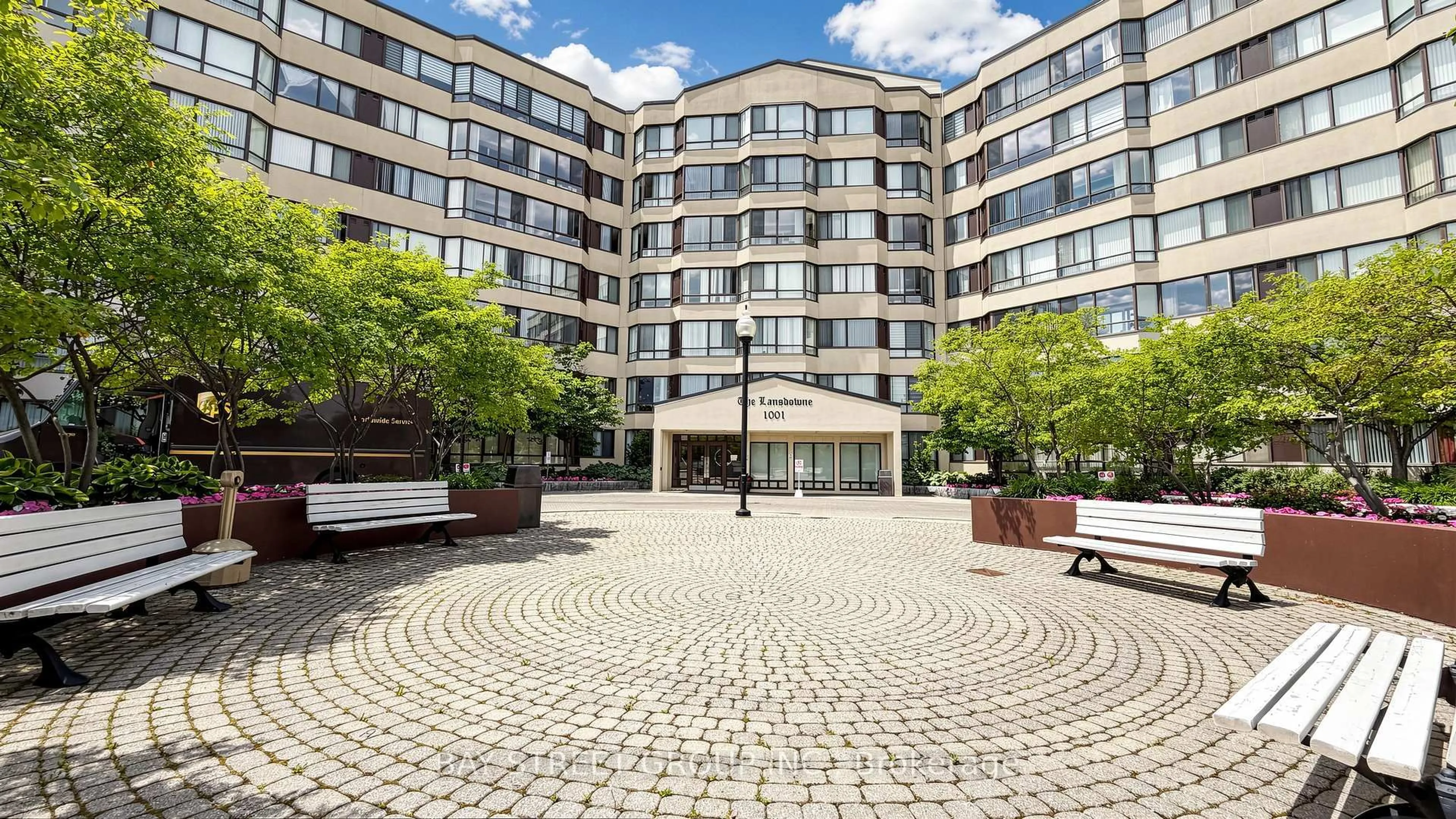 Patio, building for 1001 Cedarglen Gate #PH 720, Mississauga Ontario L5C 4R2