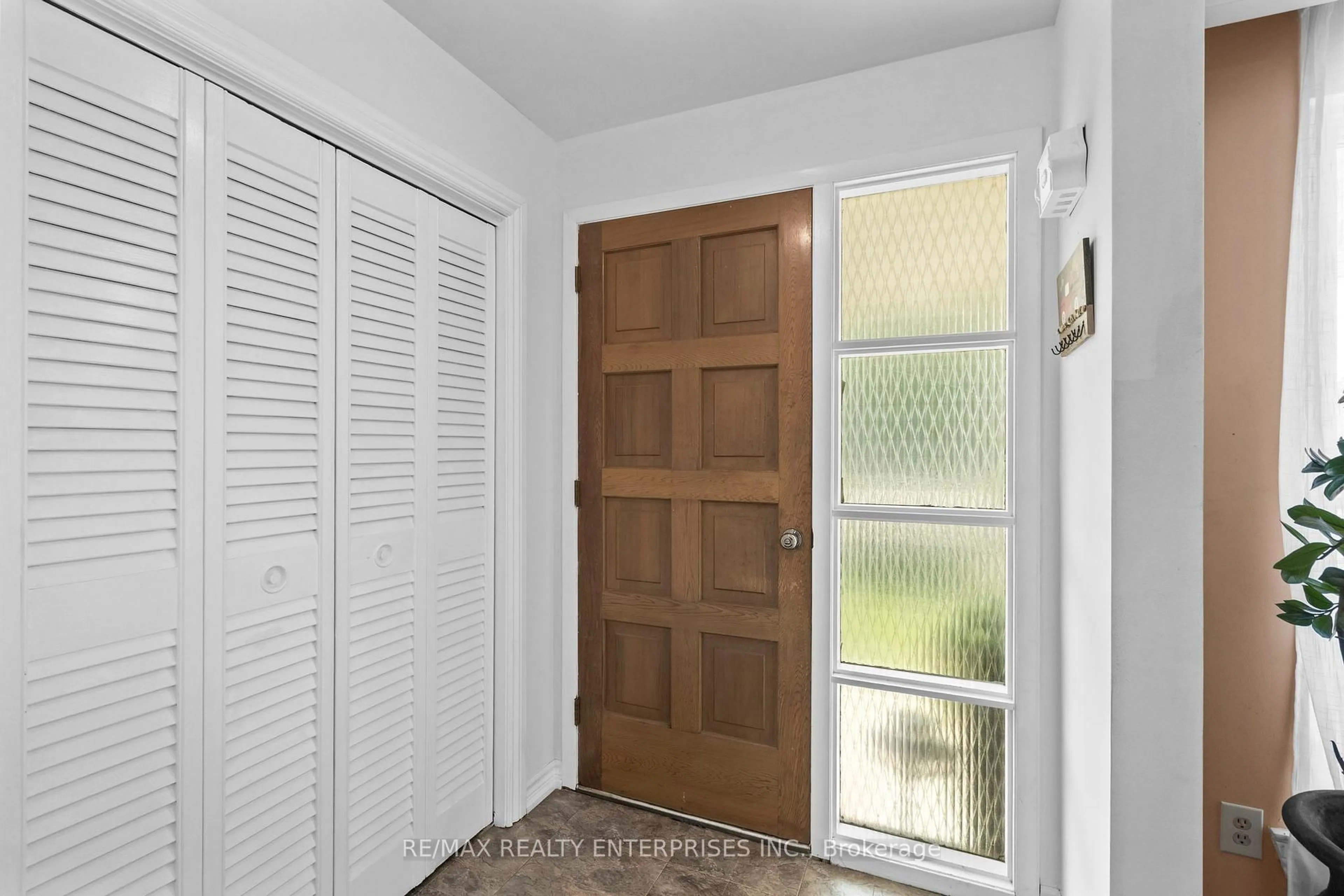 Indoor entryway for 1083 Melton Dr, Mississauga Ontario L4Y 1L3