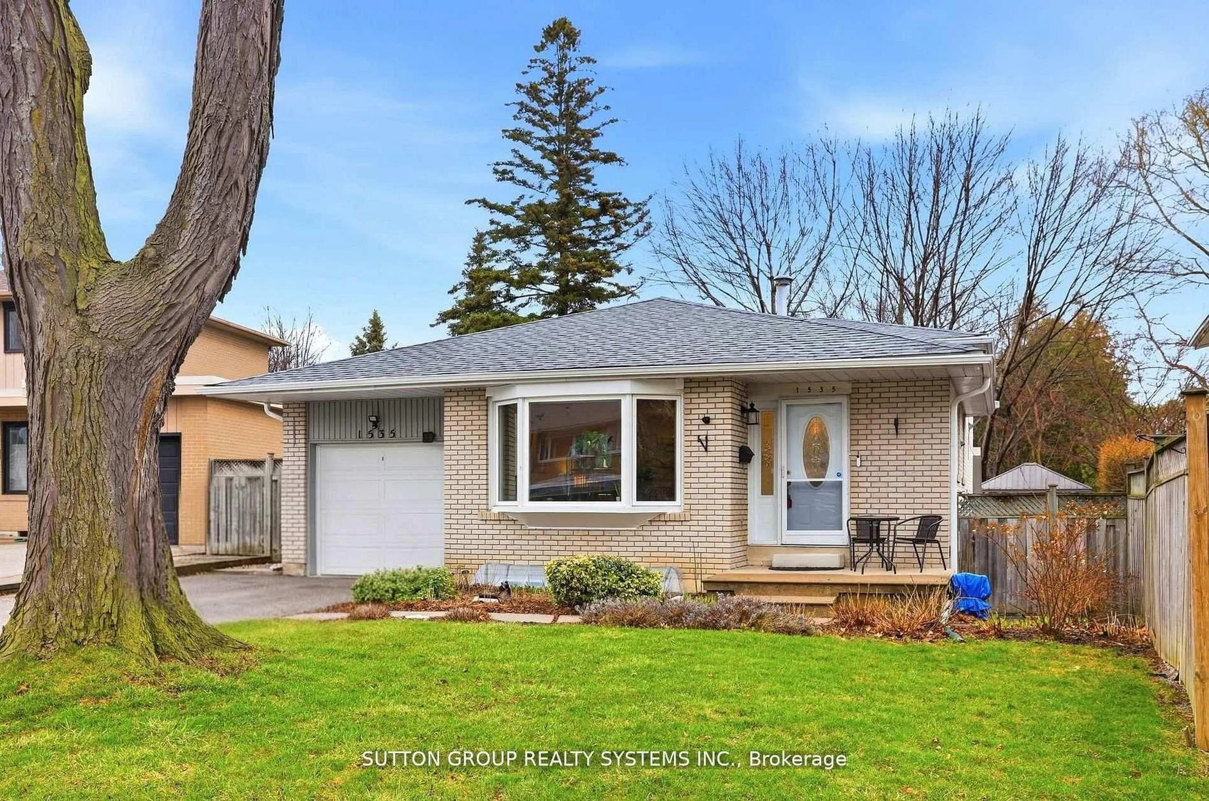 Home with vinyl exterior material, street for 1535 Thetford Crt, Mississauga Ontario L5J 3N2
