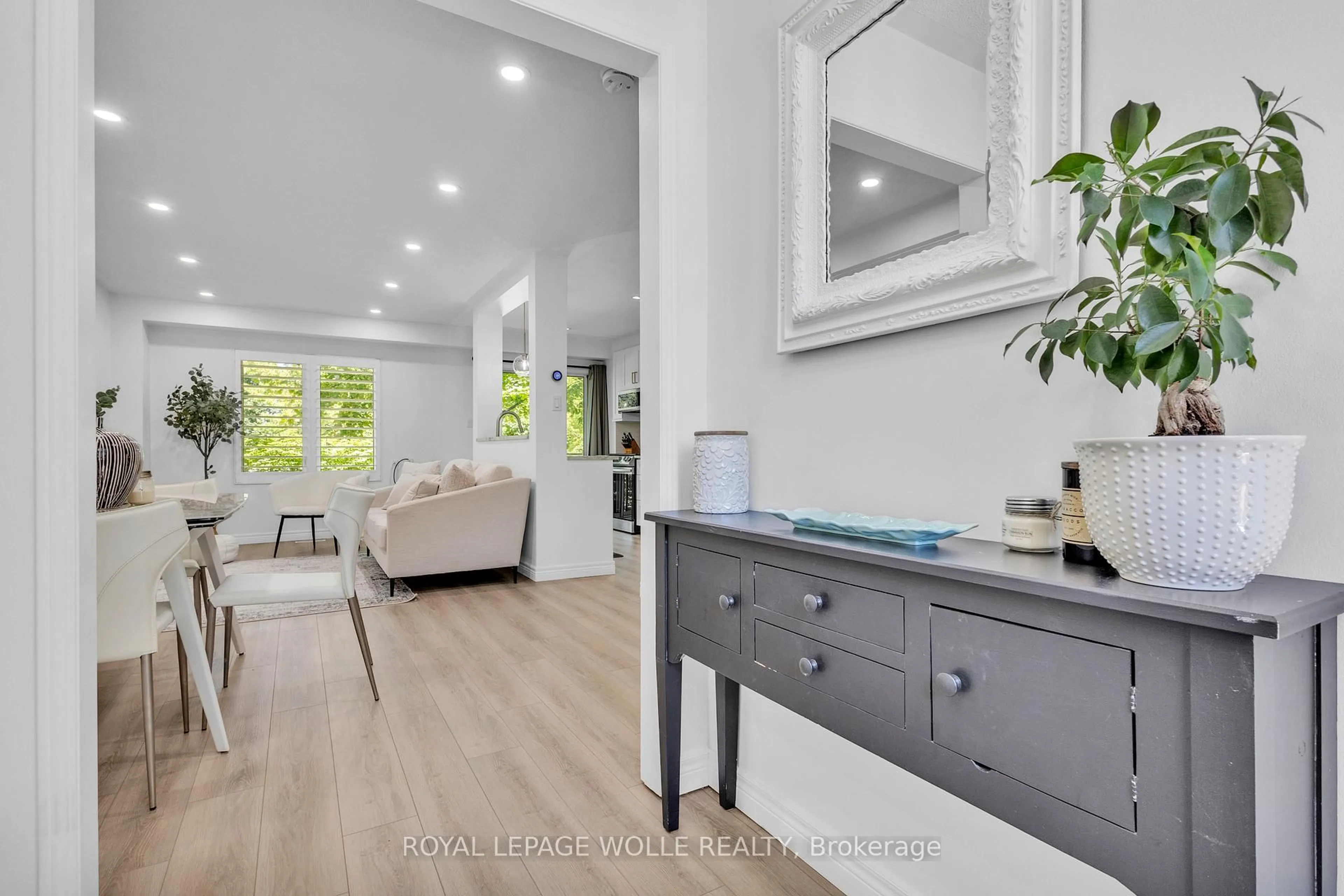 Living room with furniture, unknown for 1484 Torrington Dr #62, Mississauga Ontario L5V 1Y2