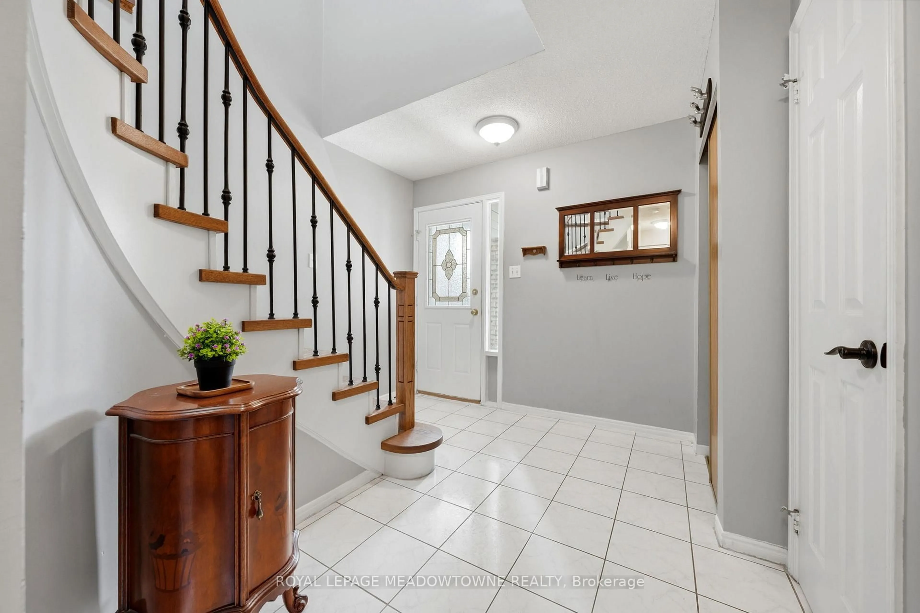 Indoor entryway for 18 Mckinnon Ave, Halton Hills Ontario L7G 5H5