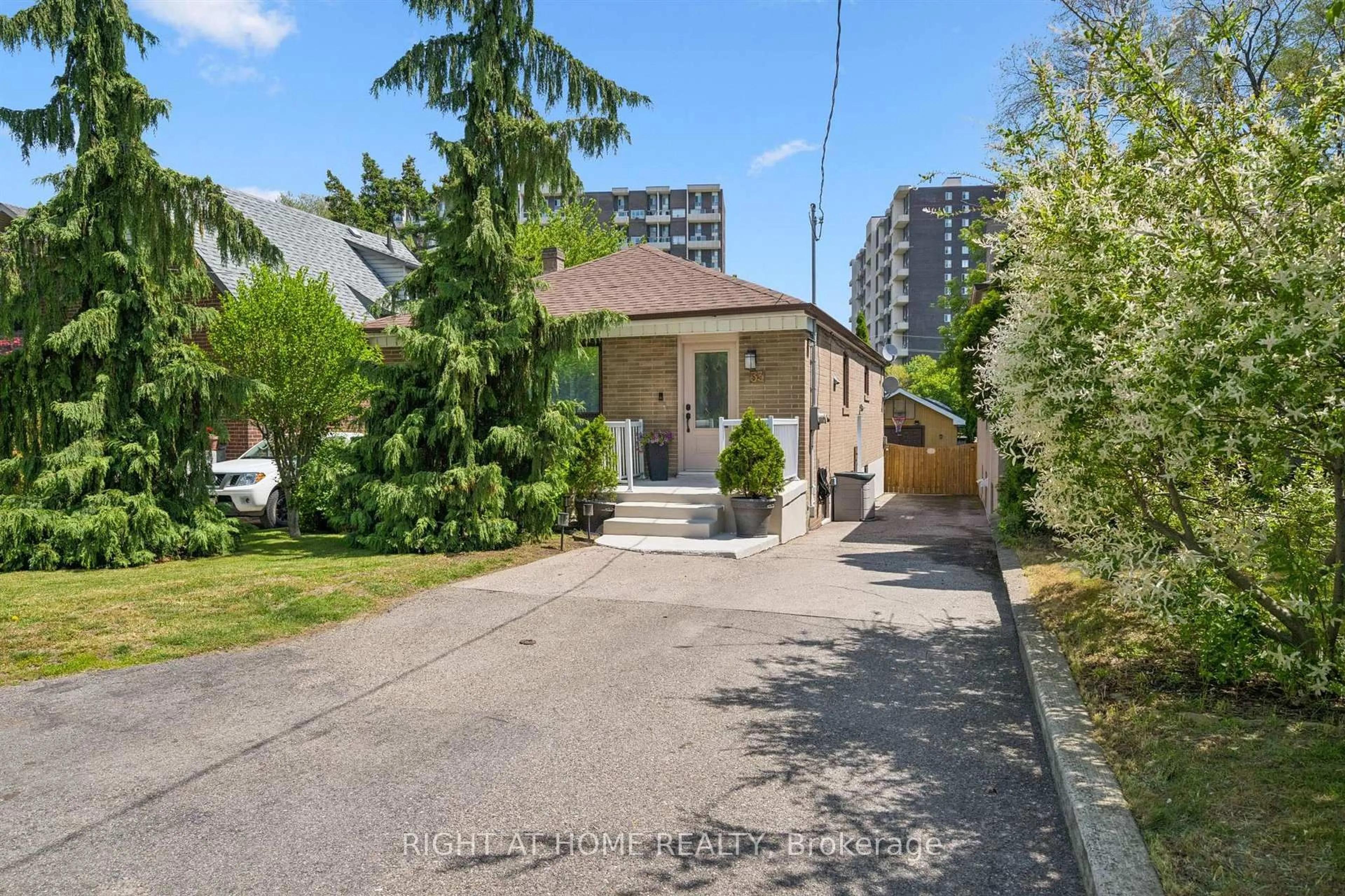 A pic from outside/outdoor area/front of a property/back of a property/a pic from drone, street for 33 South Kingsway, Toronto Ontario M6S 3T2