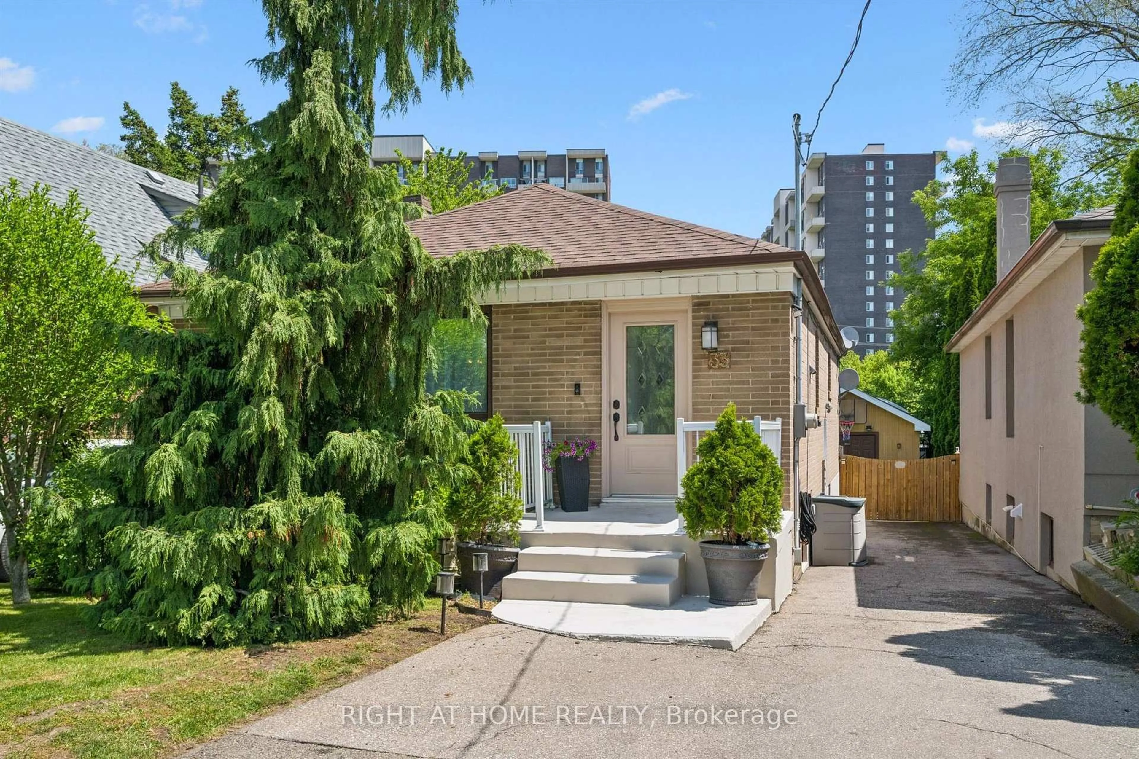 Unknown for 33 South Kingsway, Toronto Ontario M6S 3T2