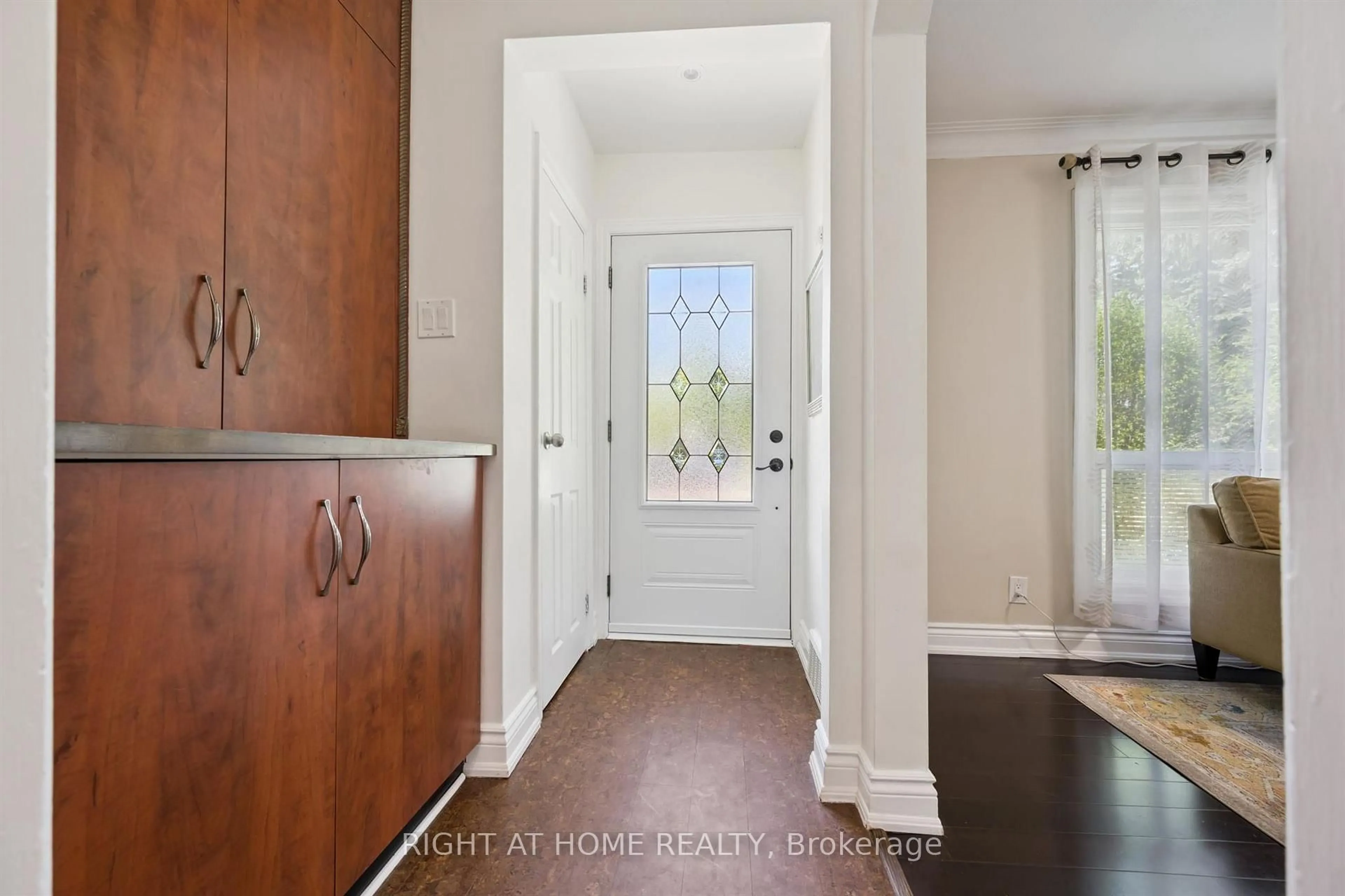 Indoor entryway for 33 South Kingsway, Toronto Ontario M6S 3T2