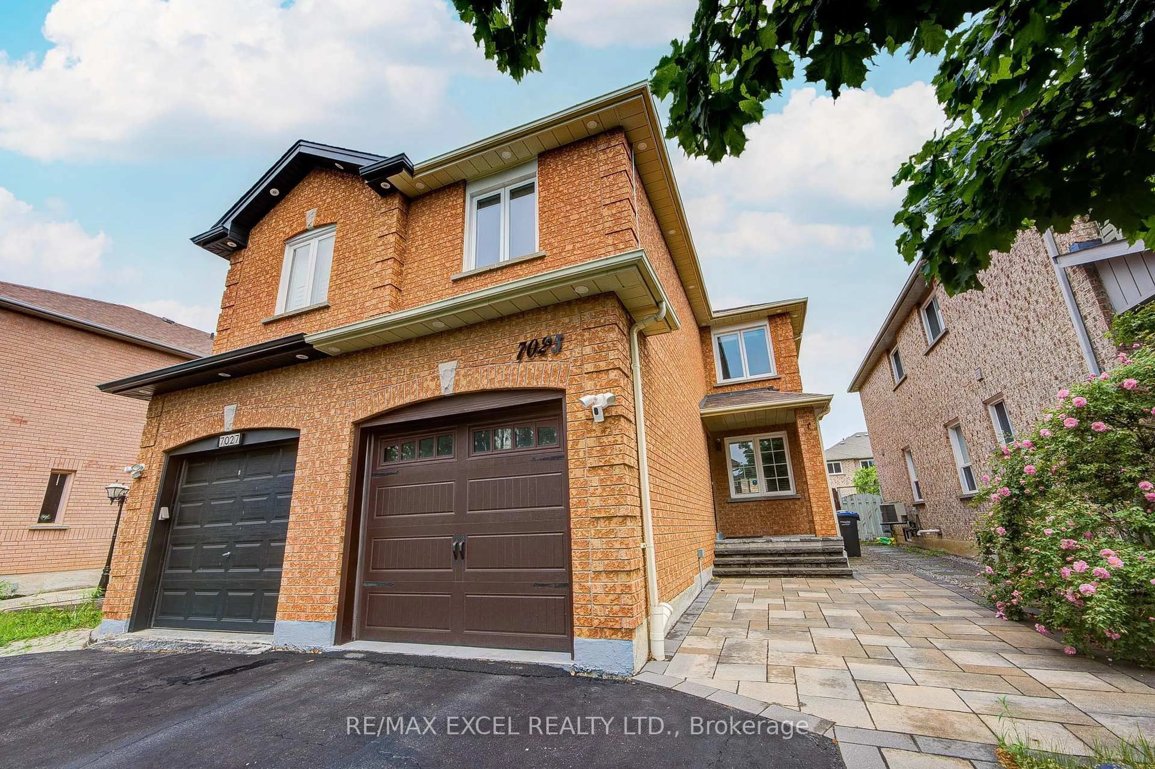 Home with brick exterior material, street for 7025 Dunrobin Way, Mississauga Ontario L5N 6Y4