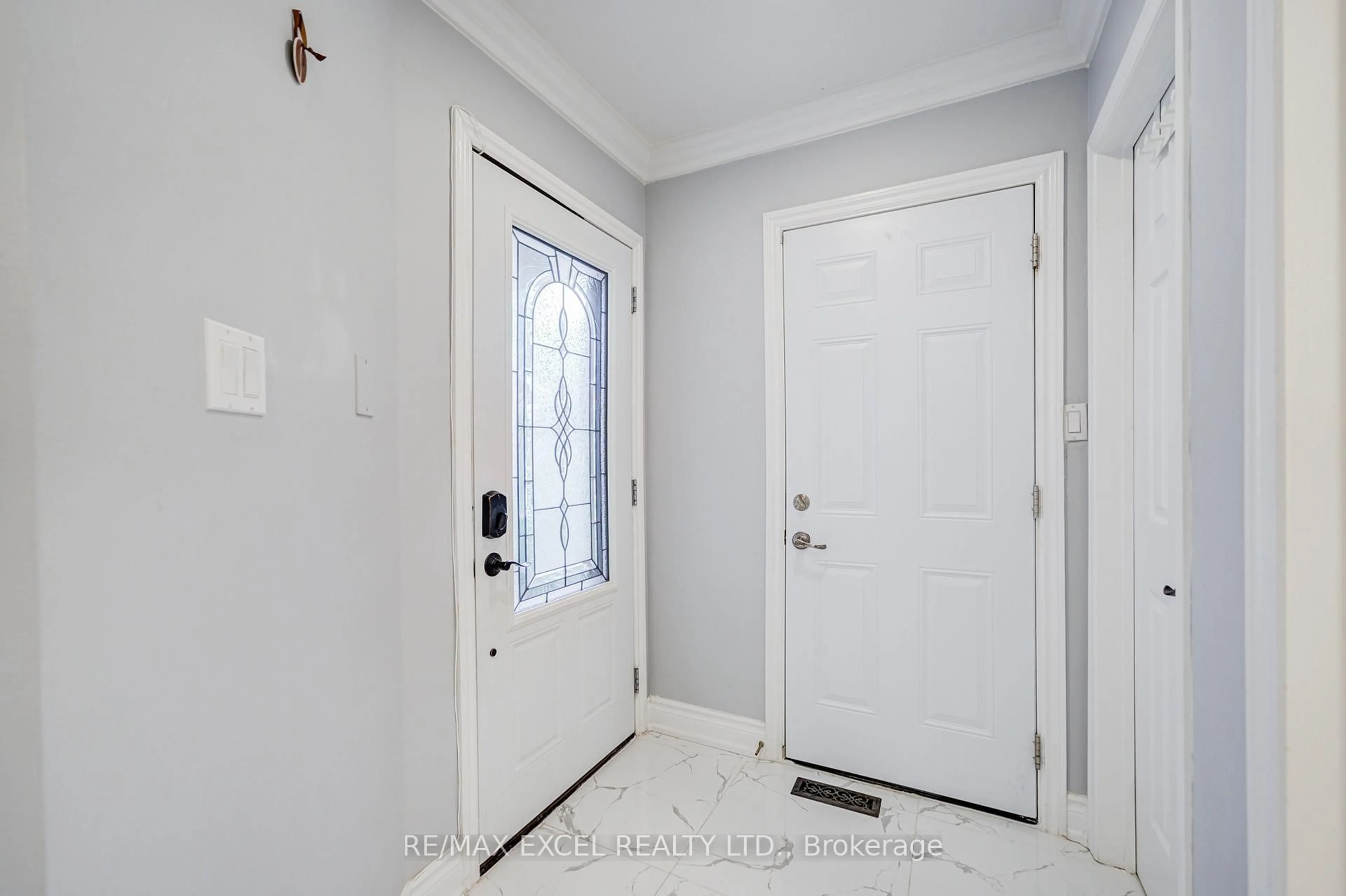 Indoor entryway for 7025 Dunrobin Way, Mississauga Ontario L5N 6Y4