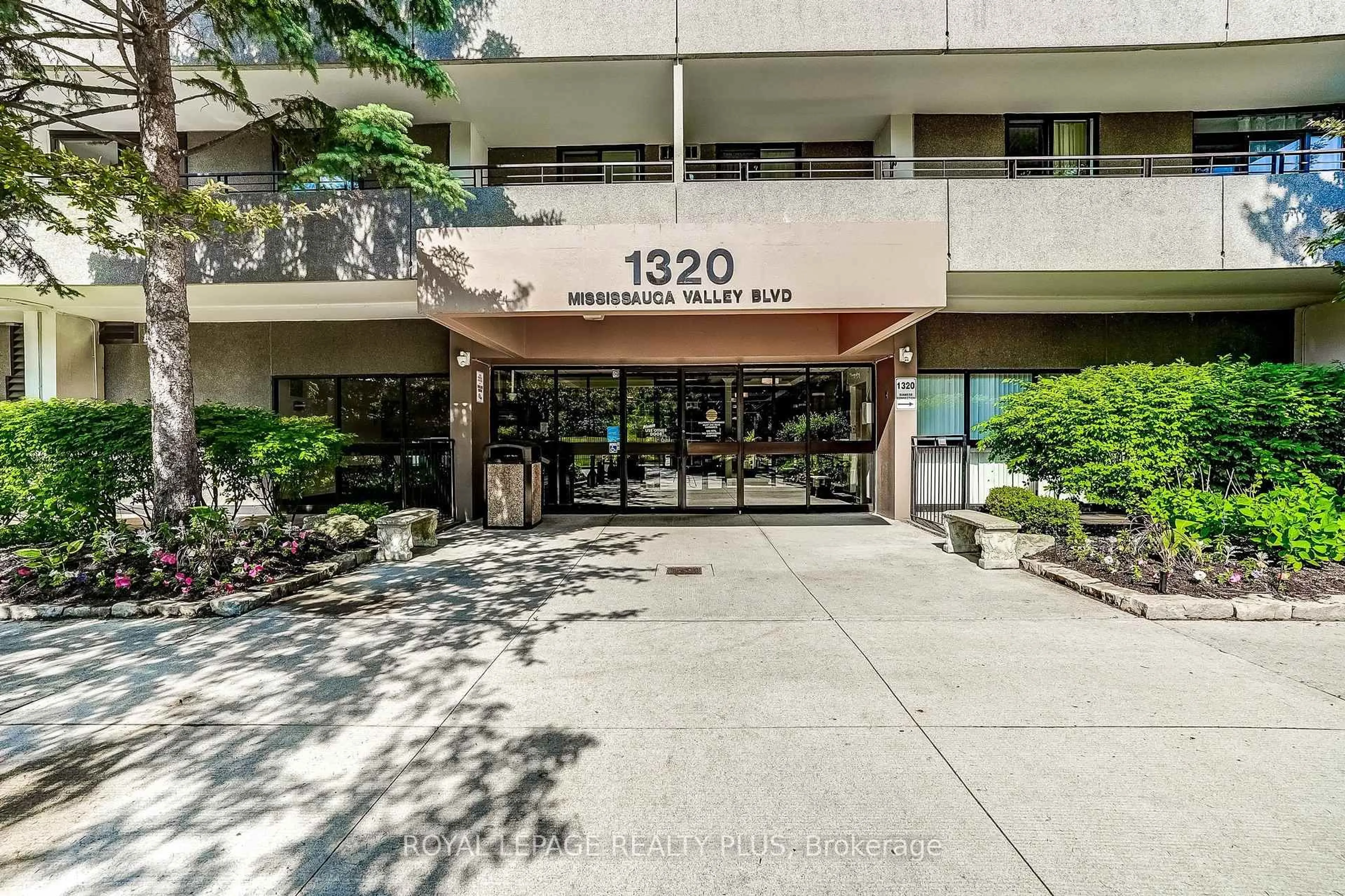 Indoor foyer for 1320 Mississauga Valley Blvd #906, Mississauga Ontario L5A 3S9