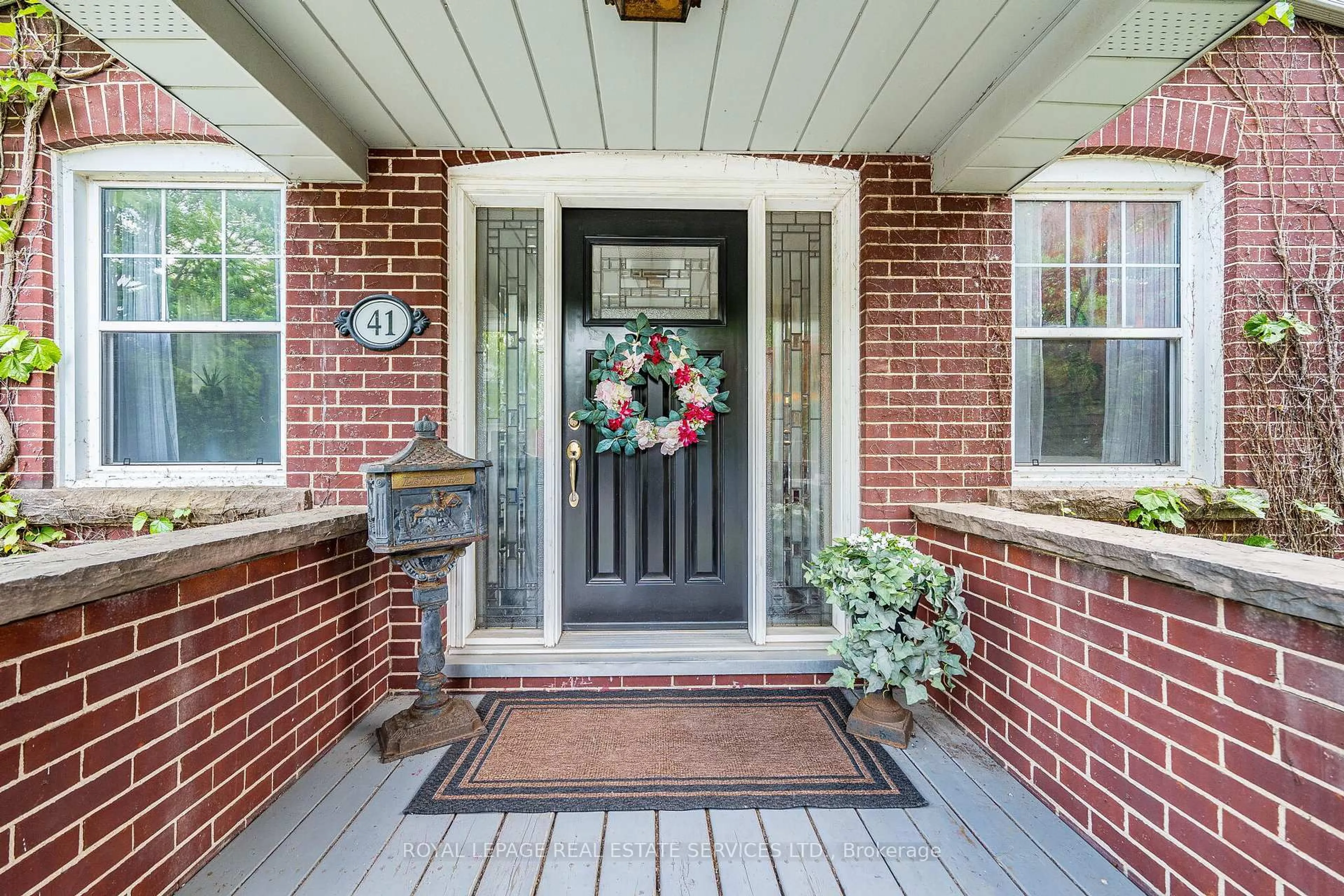 Indoor entryway for 41 Wellington St, Brampton Ontario L6Y 1K6