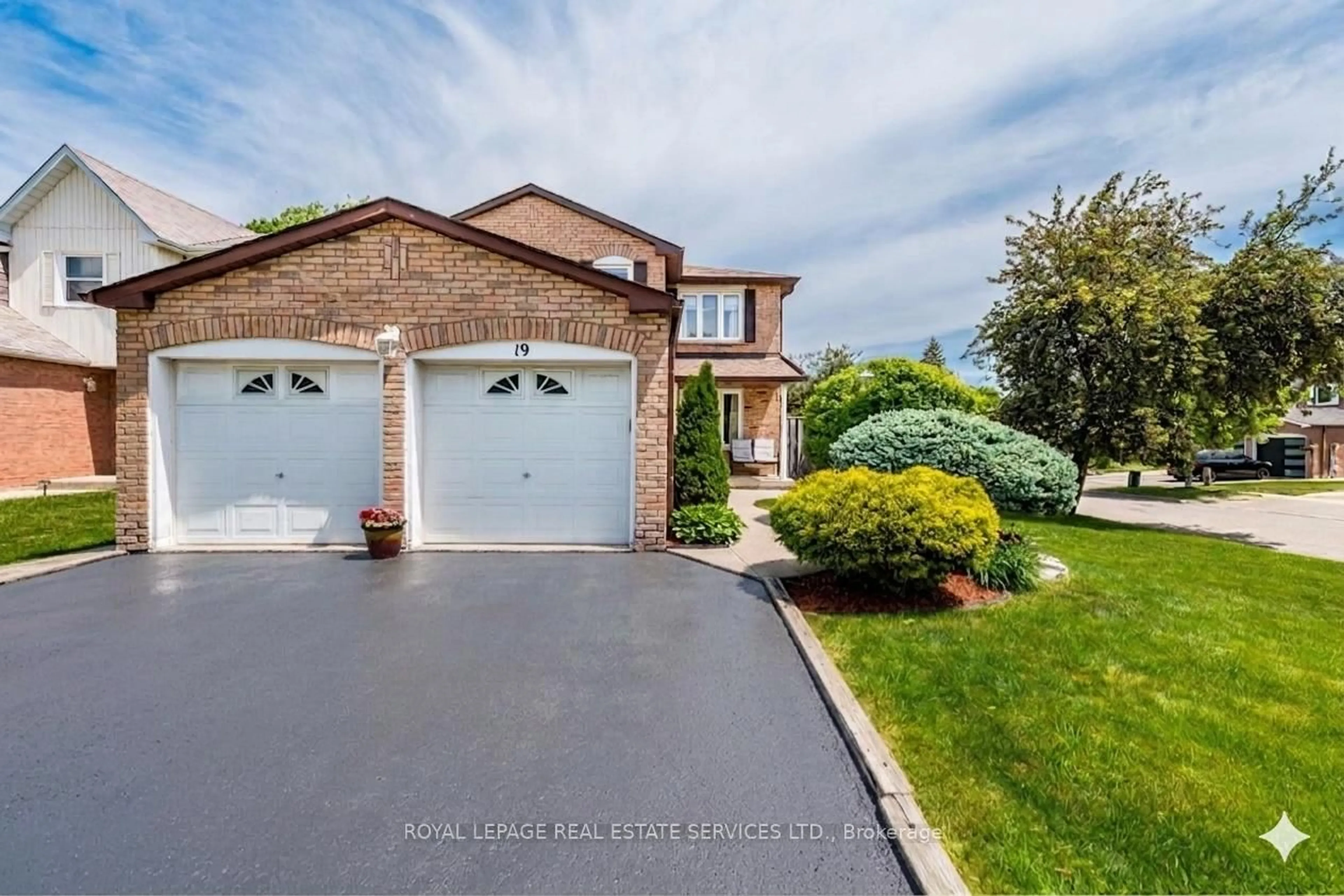 A pic from outside/outdoor area/front of a property/back of a property/a pic from drone, unknown for 19 Newgreen Cres, Brampton Ontario L6S 4Y2