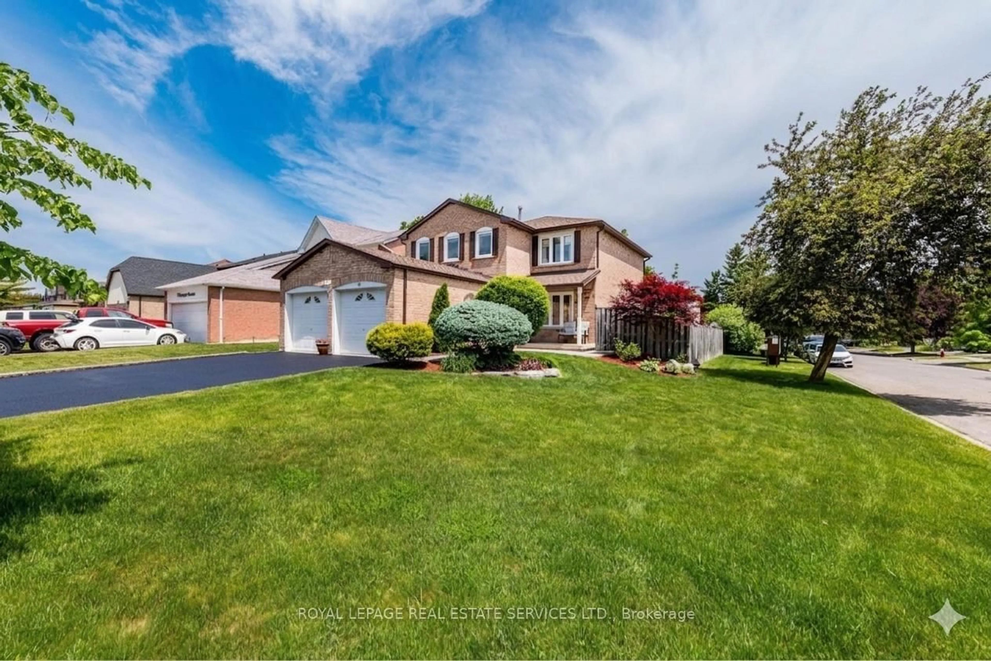 A pic from outside/outdoor area/front of a property/back of a property/a pic from drone, street for 19 Newgreen Cres, Brampton Ontario L6S 4Y2